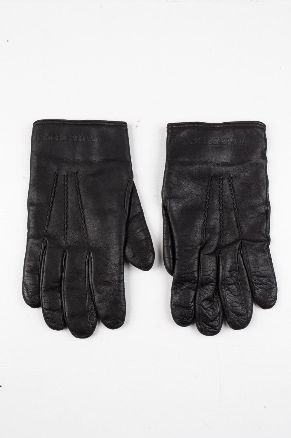 Item for sale is 100% genuine Dolce&Gabbana Leather Men Gloves, S335
Color: Brown
(An actual color may a bit vary due to individual computer screen interpretation)
Material: Genuine leather
Tag size: 8.5
These gloves are great quality item. Rate 9