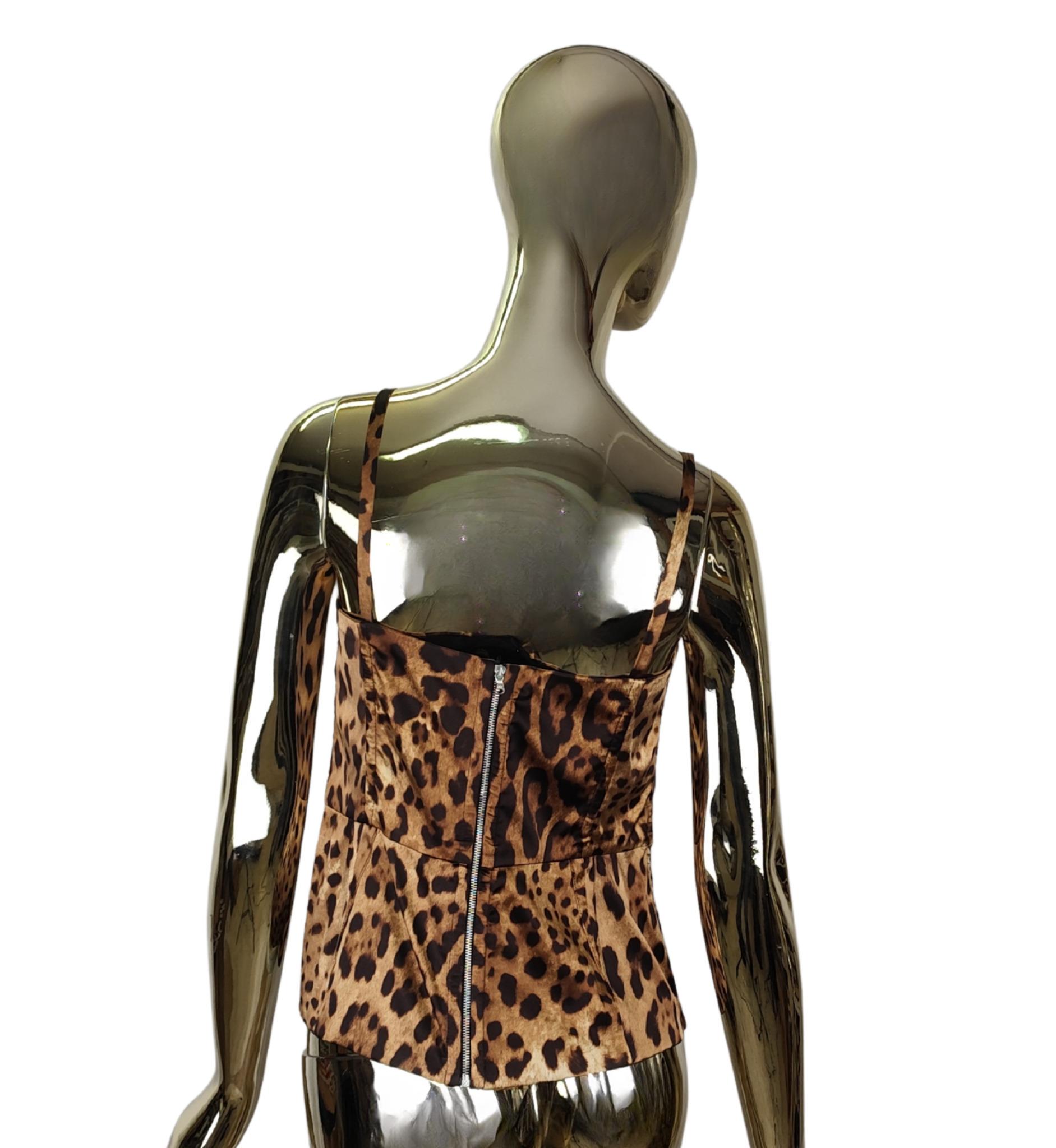 Dolce&Gabbana corset top
Leopard print silk blend
Back zipper

Marked size 46 IT

Measurements:
bust 86 cm - 34 in
waist 76 cm - 30 in
hips 100 cm - 39 in 
length 38 cm - 15 in

Very good condition
