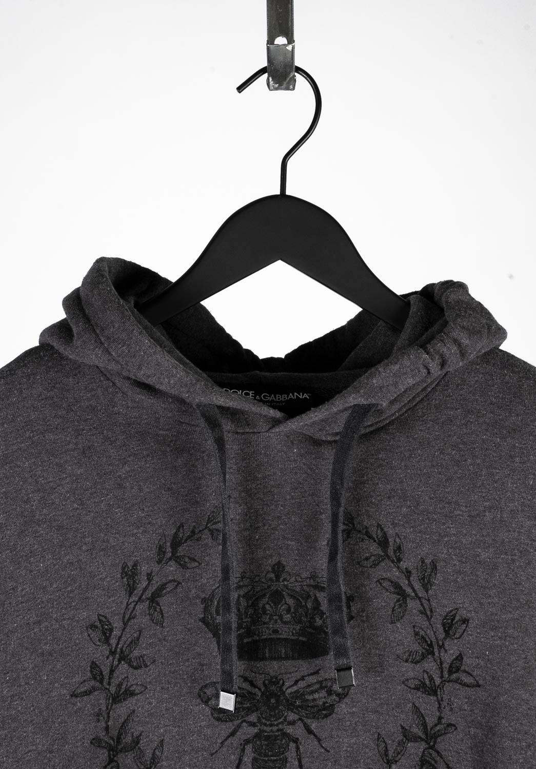 100% genuine Dolce&Gabbana Men Hoodie, S547
Color: Grey
(An actual color may a bit vary due to individual computer screen interpretation)
Material: 100% cotton
Tag size: 46IT runs Medium
This jumper is great quality item. Rate 8.5 of 10, very good