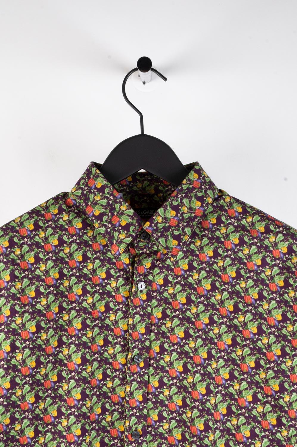 Item for sale is 100% genuine Dolce&Gabbana Men Shirt, S437
Color: Multicolor
(An actual color may a bit vary due to individual computer screen interpretation)
Material: No care label, seems cotton
Tag size:40/15.75 runs S/M 
This shirt is great