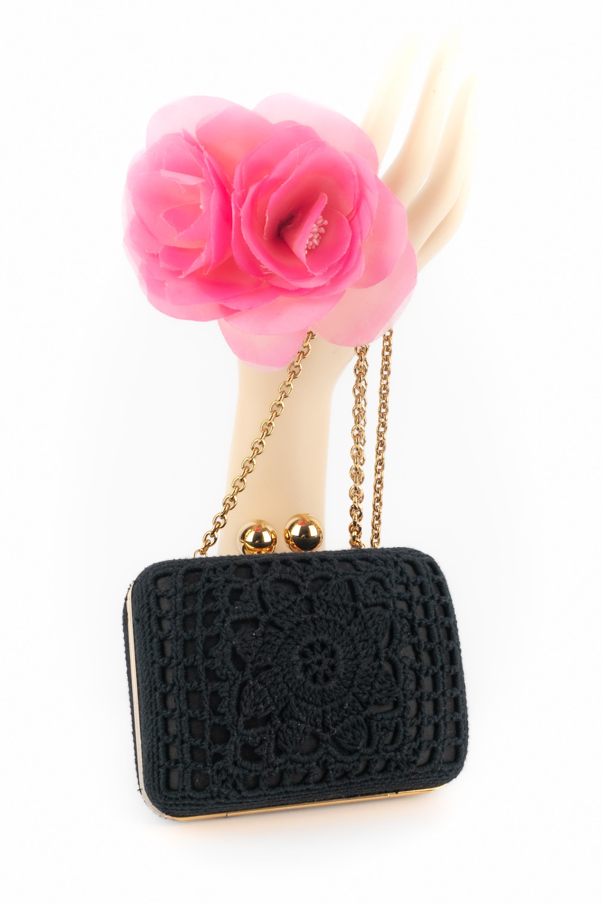 DOLCE&GABBANA - (Made in Italy) Tiny golden metal minaudiere bag with black crochet. Red velvet interior.

Condition:
Very good condition

Dimensions:
Height: 11 cm - Width: 14 cm - Depth: 5 cm - Handle: 80 cm

SKU:S199