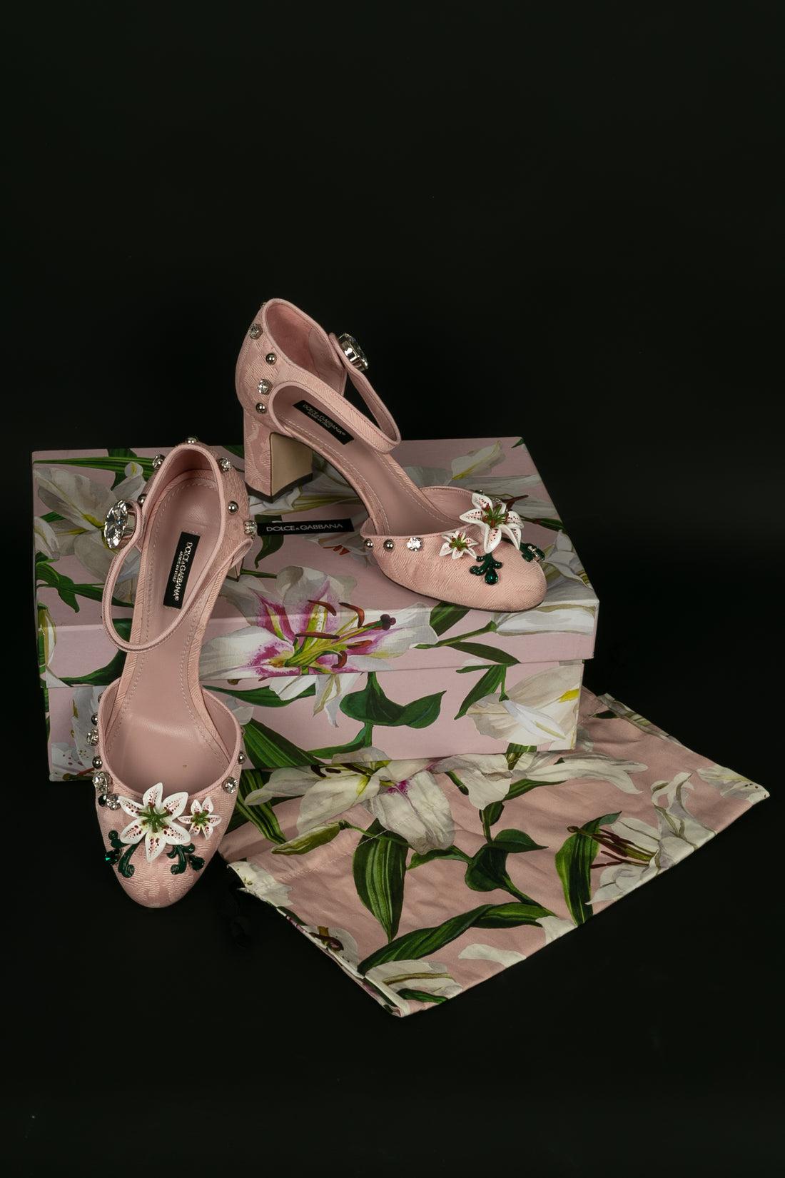 Dolce&Gabbana - (Made in France) Pumps aus Stoff und Leder, verziert mit Strasssteinen und Harzblumen.

Zusätzliche Informationen:
Zustand: Guter Zustand
Abmessungen: Größe 38 1/2

Verkäufer-Referenz: CH23