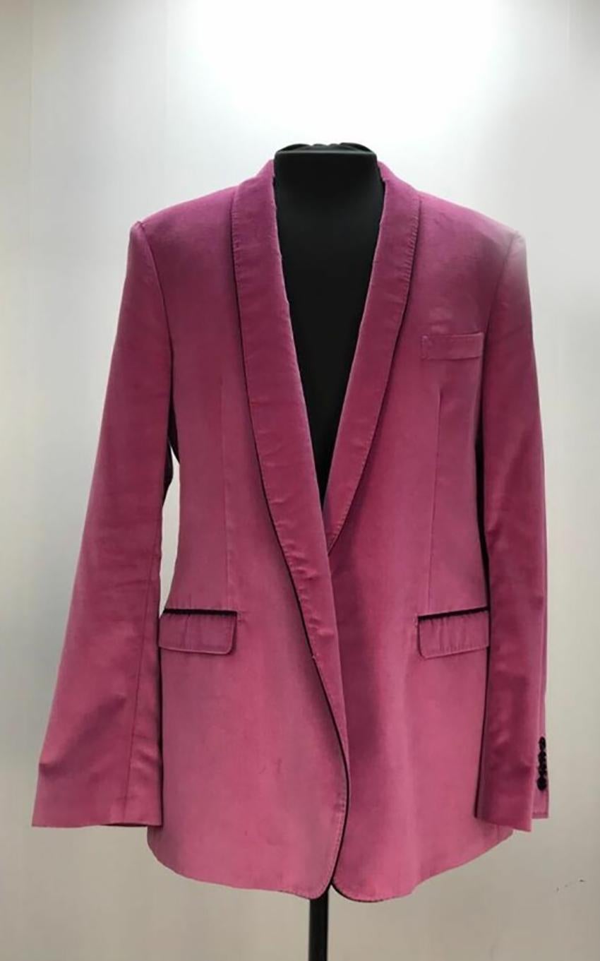 DOLCE&GABBANA

Long sleeve velvet pink blazer
Button closure at front. 
Welt pocket at chest.
Pockets at waist. 
Four-button cuffs. Central vent at back hem. Welt pockets at partially lined interior.

Made in Italy.
EU 60 - 4XL

Brand new, with