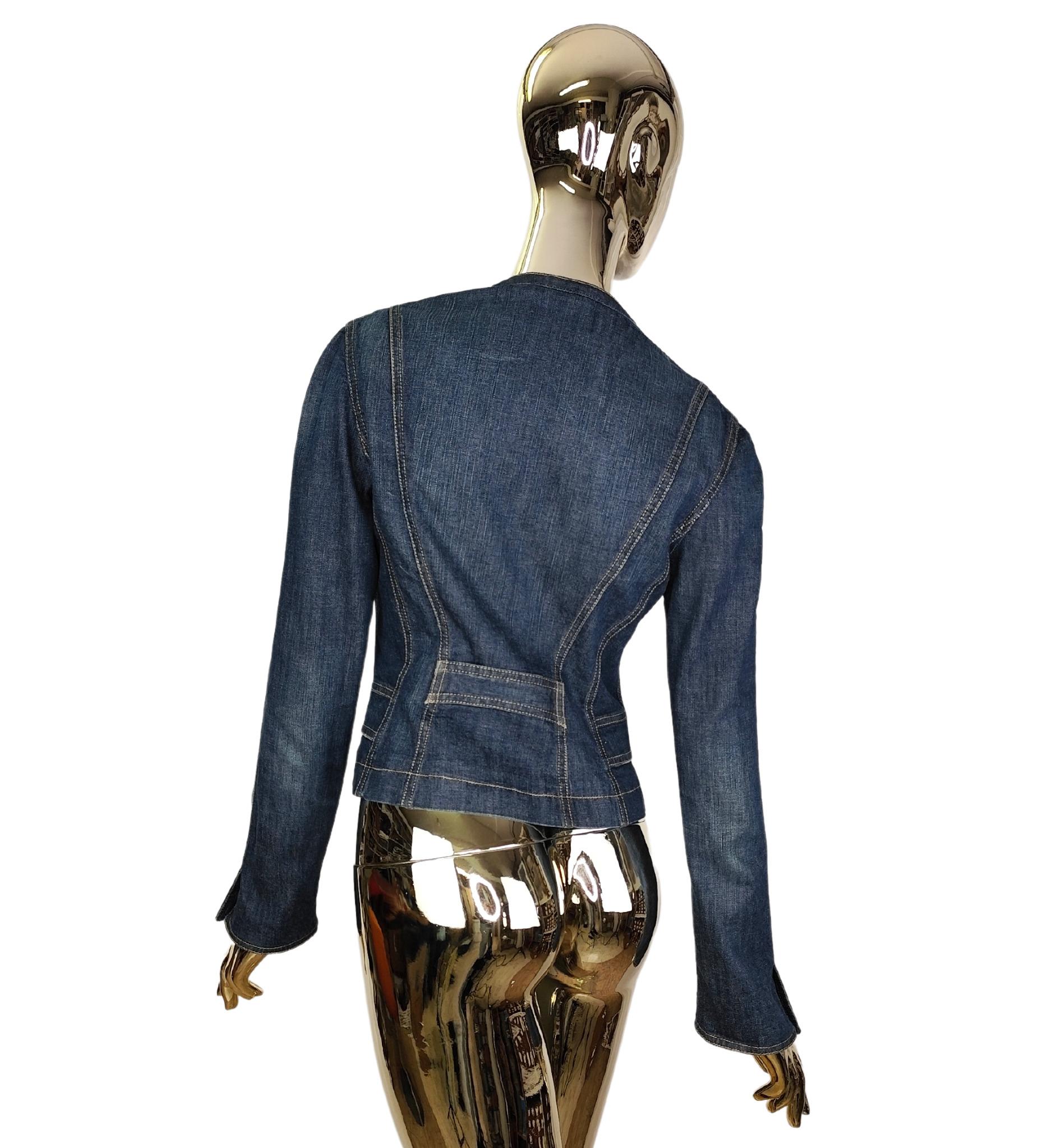 Dolce&Gabbana denim jacket
Cotton blend
Hidden buttons closure

Marked size 42 IT

Measurements:
shoulders 41 cm - 16 in
bust 92 cm - 36 in
waist 74 cm - 29 in
hips 84 cm - 32 in
length 53 cm - 21 in

Great condition
Minor wear to lining