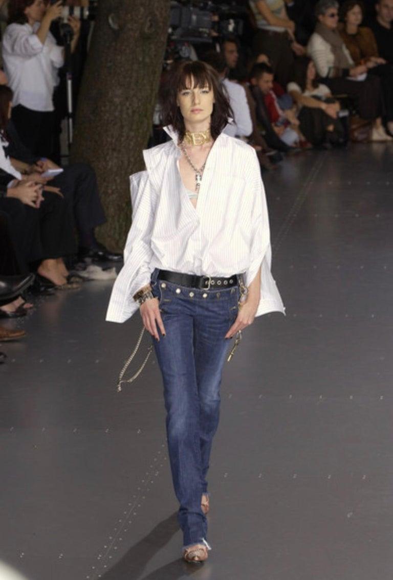 Dolce&Gabbana S/S 2003 Gürtel
Weißes Leder
Silberne Metallkette
Logo-Vorhängeschloss und Schlüssel

Länge: 78-88 cm - 30.75-34.5 in

Guter Zustand
Einige Gebrauchsspuren und Spuren