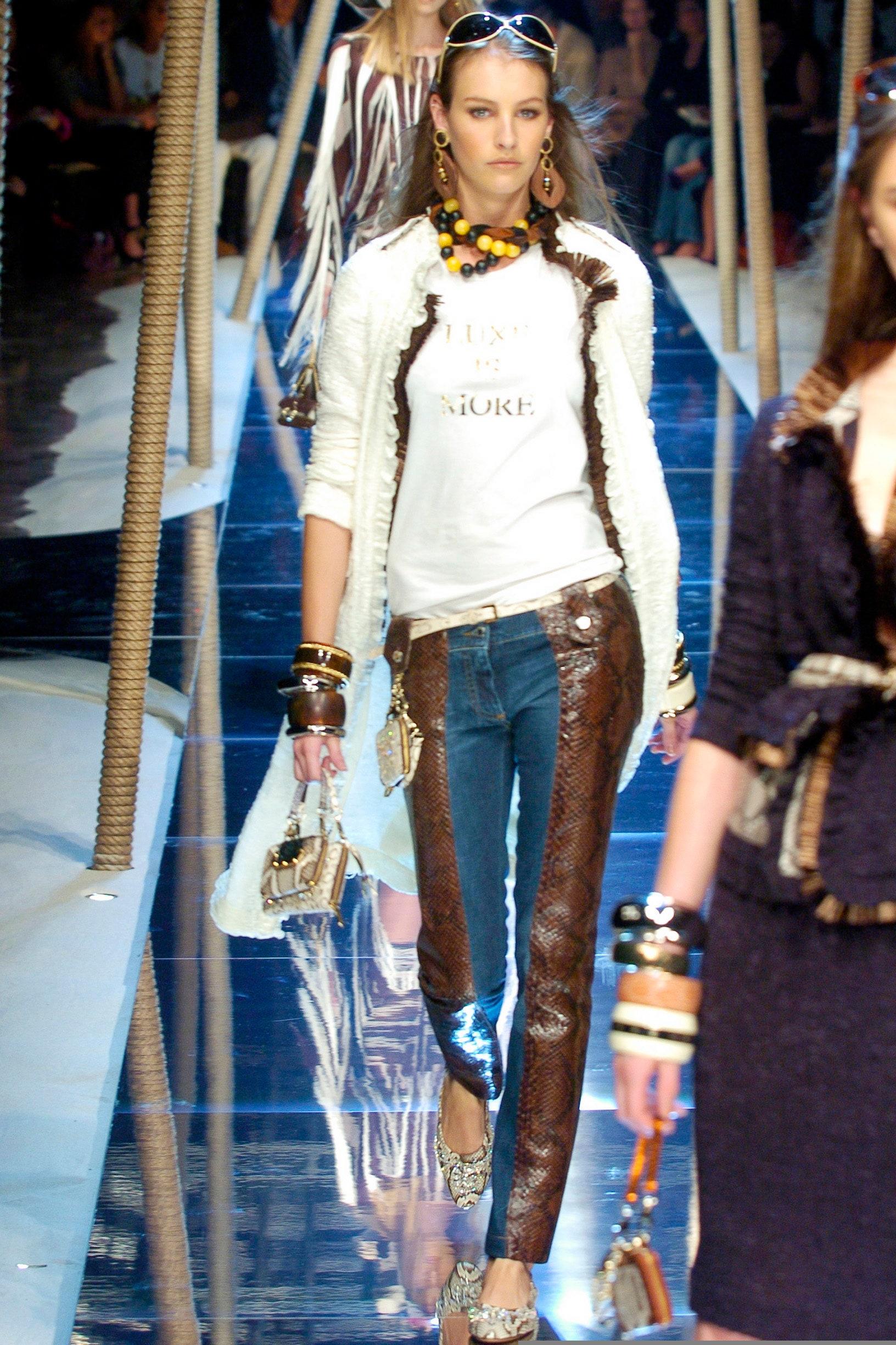 - Diseñado por Dolce&Gabbana
- Primavera Verano 2005
- Pieza de pasarela
- Pantalón vaquero azul pitón marrón
- Aplicación Python lateral
- Dos bolsillos cargo en la espalda
- Corte recto
- Fabricado en Italia
- Excelente estado
- Talla: FR 38 - IT
