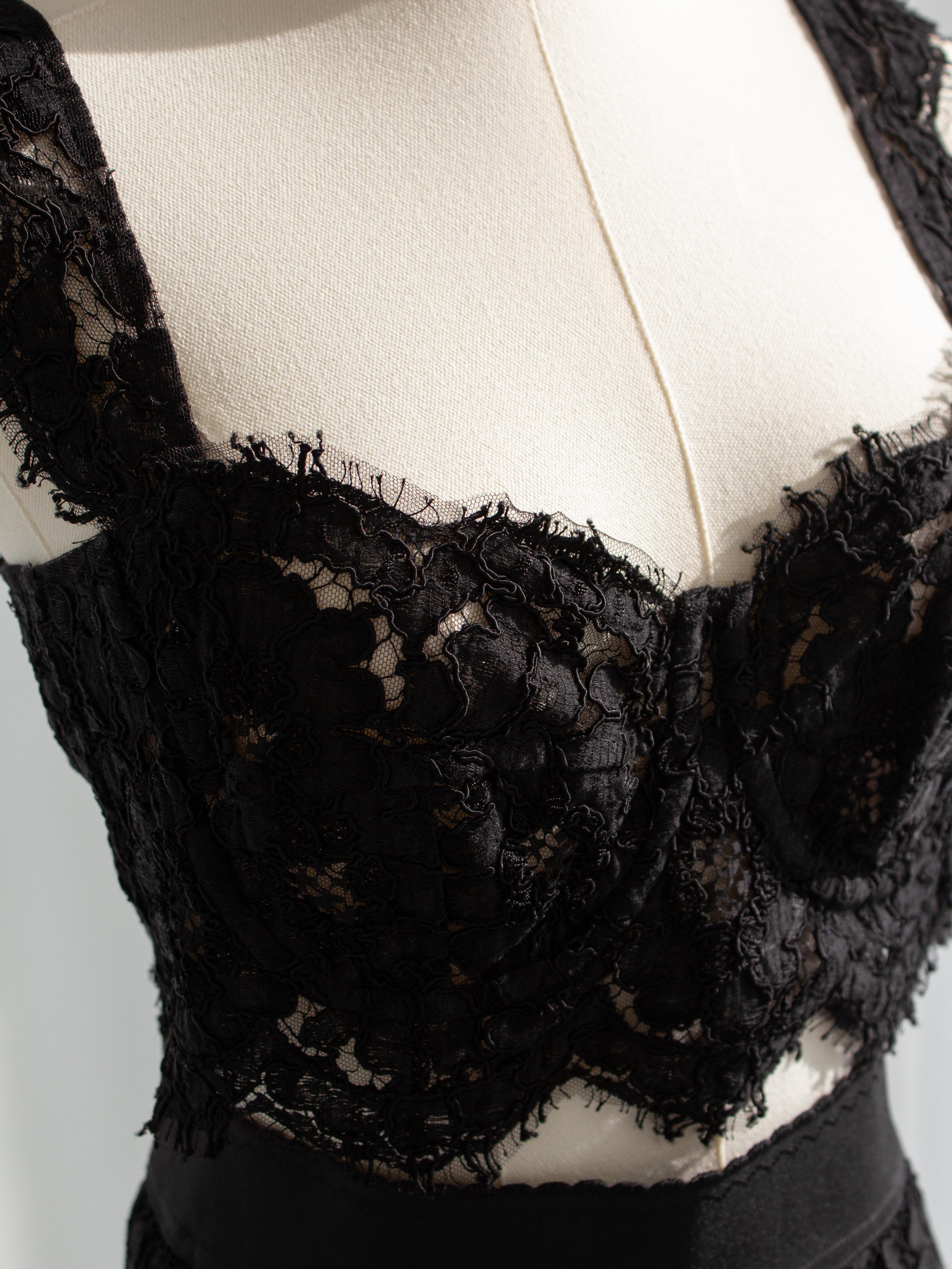 Dolce & Gabbana P/E 2016 Nero Cordonetto Pizzo Bustier Crop Top Midi Gonna Set in vendita 8