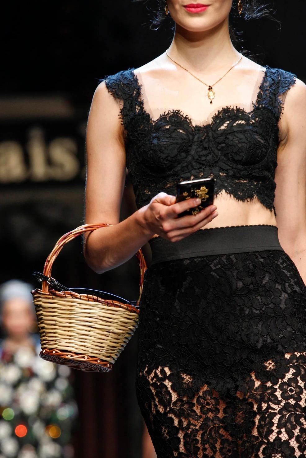 Dolce & Gabbana P/E 2016 Nero Cordonetto Pizzo Bustier Crop Top Midi Gonna Set in vendita 14