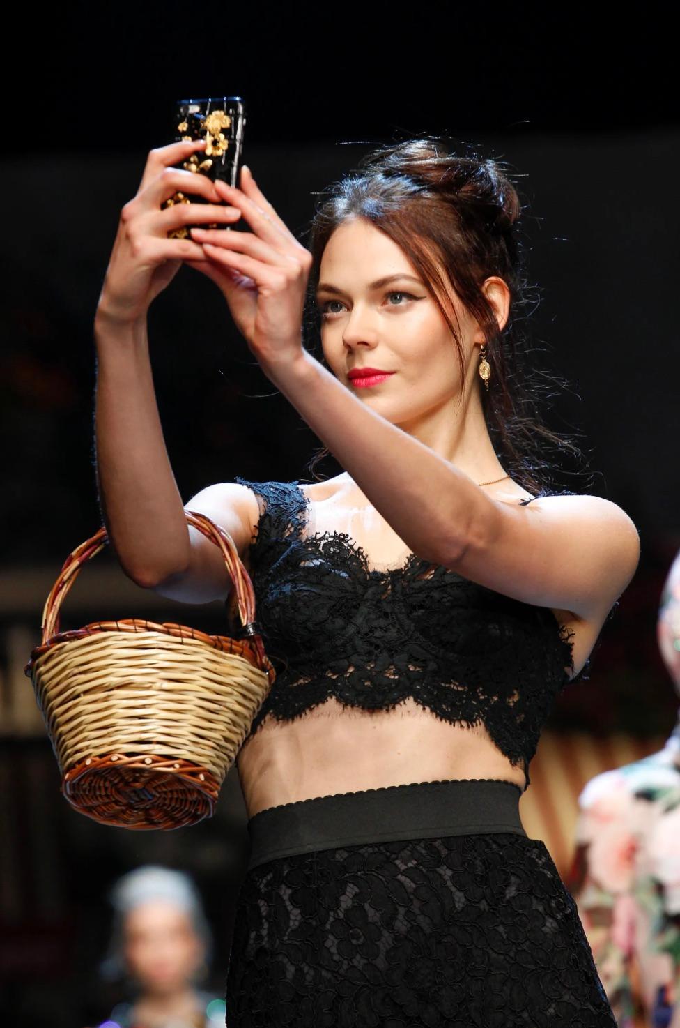 Dolce & Gabbana P/E 2016 Nero Cordonetto Pizzo Bustier Crop Top Midi Gonna Set in vendita 15