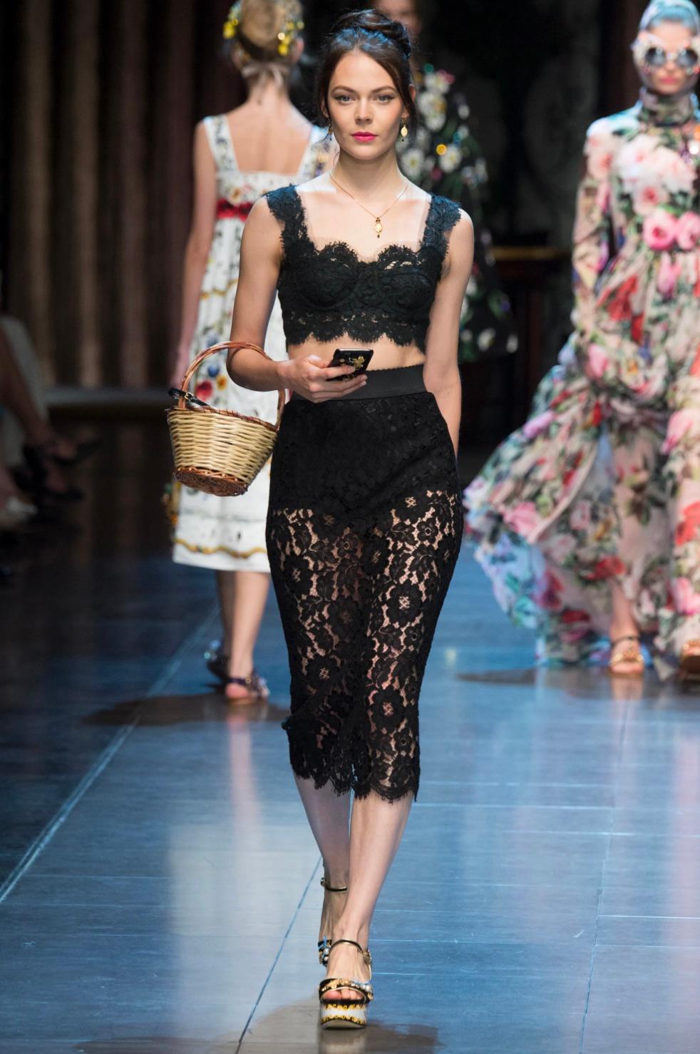 Questo set di Dolce & Gabbana della collezione Primavera/Estate 2016 è realizzato in squisito pizzo cordonetto, noto per il suo design intricato e lussuoso. L'ensemble a due pezzi è caratterizzato da un crop top in pizzo nero con spalline larghe in