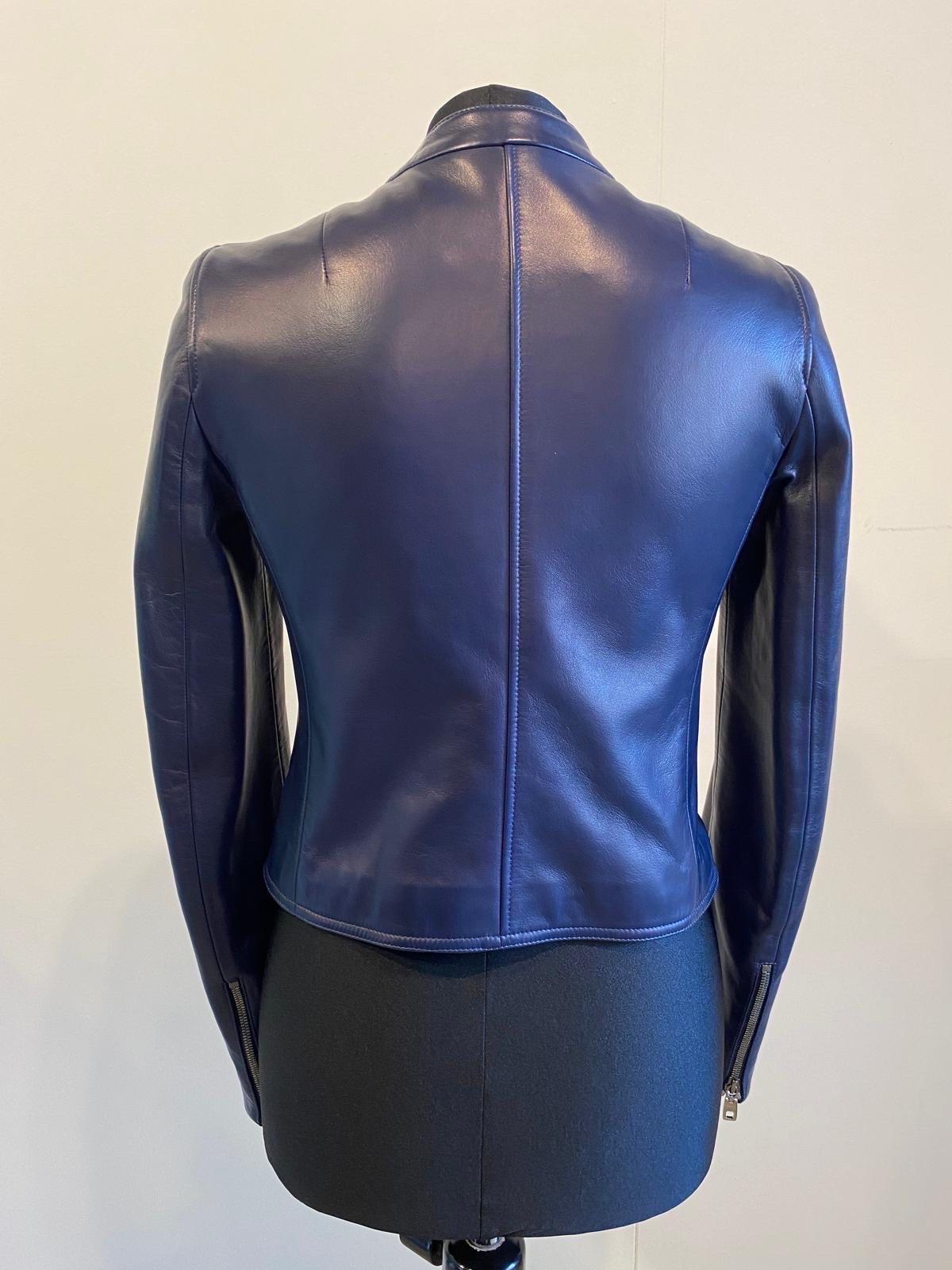Dolce&Gabbana short purple leather jacket. Silk lined interior. Front zip closure and side pockets. In excellent condition.
The size is not indicated but it should be an Italian 38.

50 cm long
Shoulders 36 cm
Chest 42 cm
Sleeve 63 cm