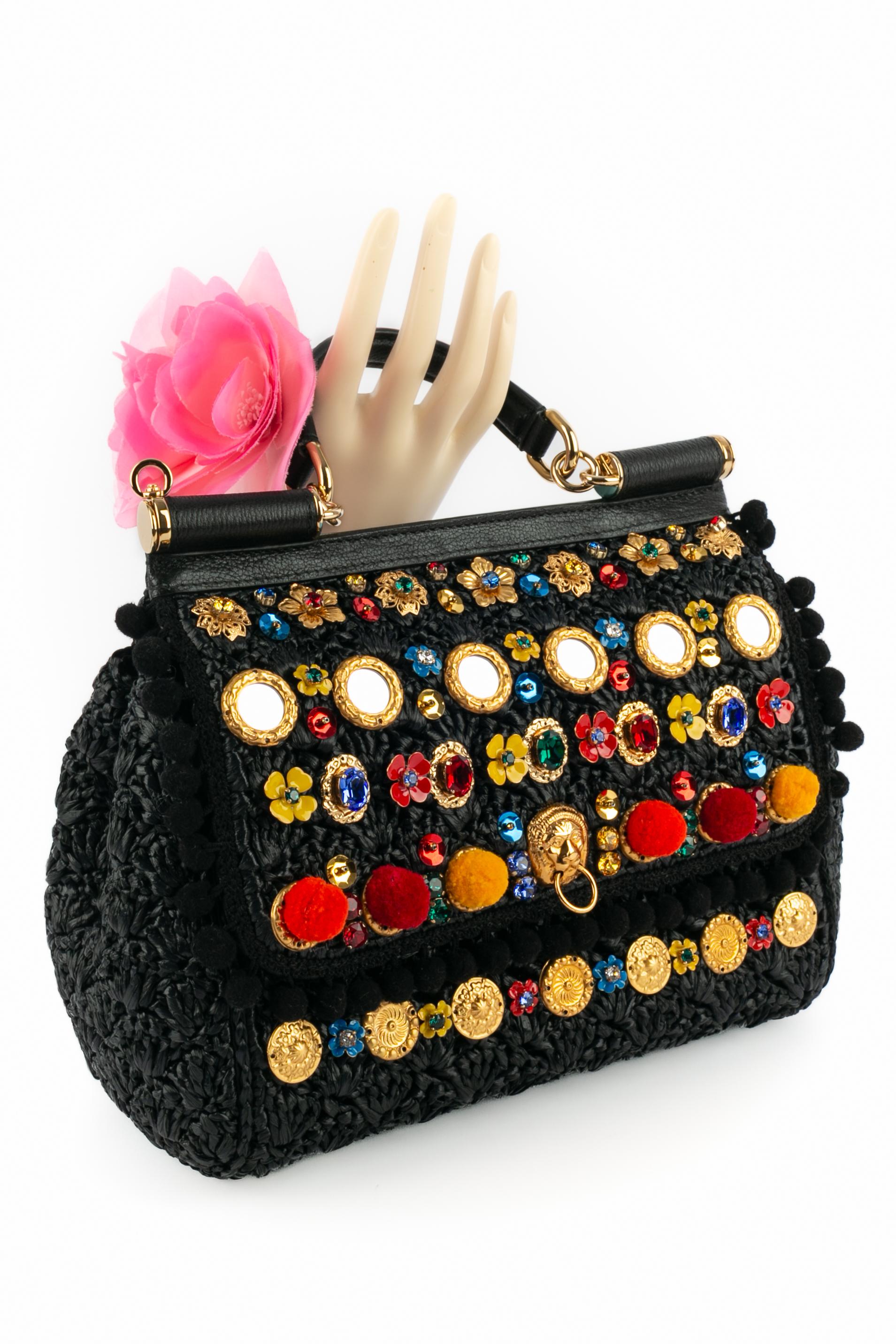 DOLCE&GABBANA - (Made in Italy) Borsa Sicily in rafia lucida e pelle nera in edizione limitata, ornata da elementi in metallo dorato e piccoli pompon colorati. Tracolla rimovibile.

Condizioni:
Ottime condizioni

Dimensioni:
Altezza: 23 cm -