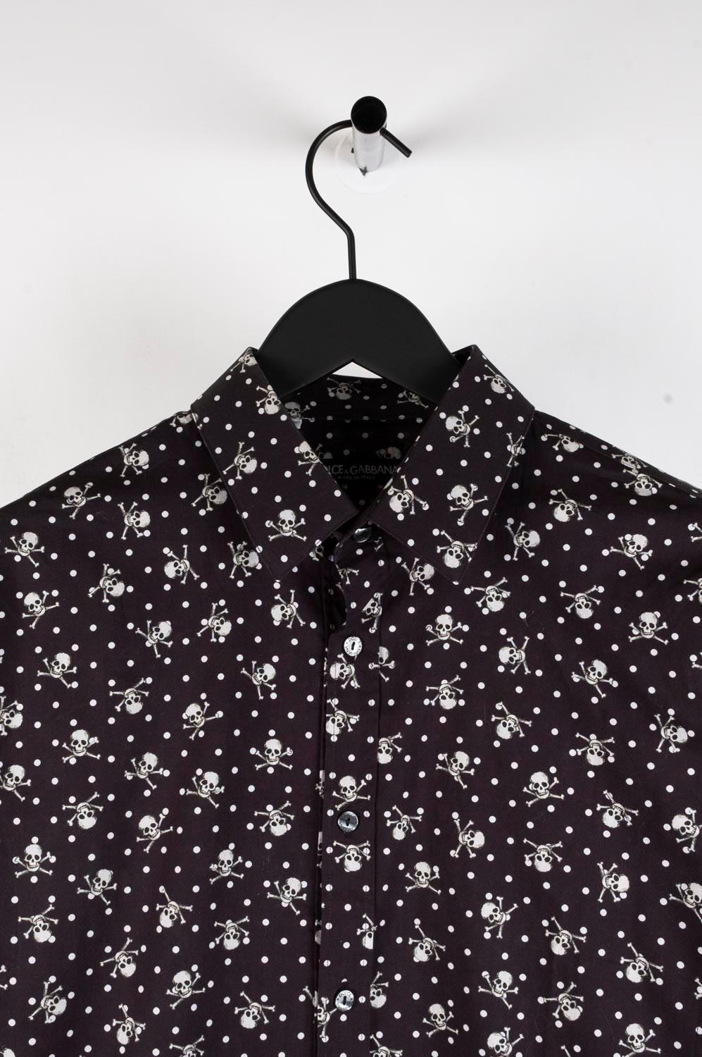 Item for sale is 100% genuine Dolce&Gabbana Skulls Print Men Shirt, S436
Color: Black
(An actual color may a bit vary due to individual computer screen interpretation)
Material: No care label, seems cotton
Tag size:15.75/40 goes for S/M
This shirt