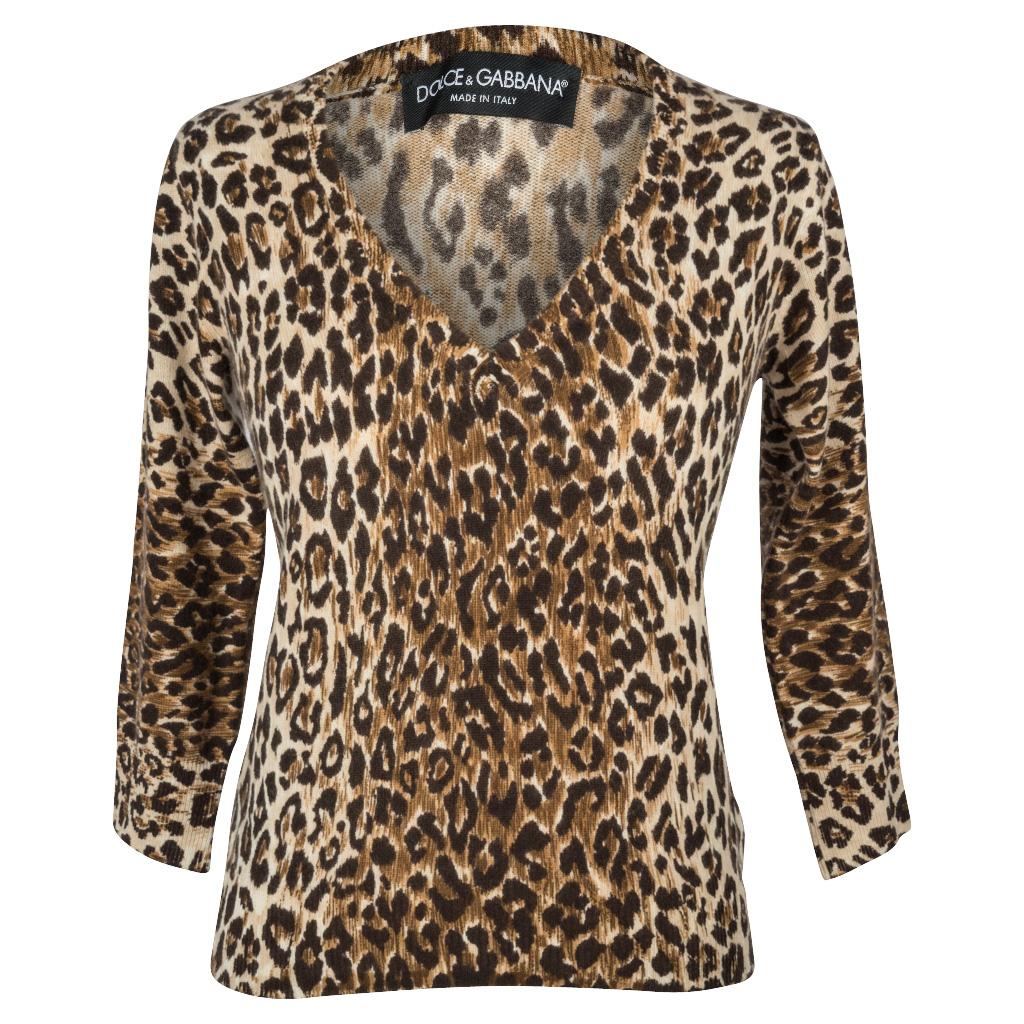 Guaranteed authentic Dolce & Gabbana classic leopard print V-neck top - the most timeless look!
Classic Dolce leopard in beige, browns and golden tan. 
3/4 Sleeve, V-neck.
Feels like cashmere. Content tag is out.
final sale

SIZE  40
USA SIZE 6

TOP