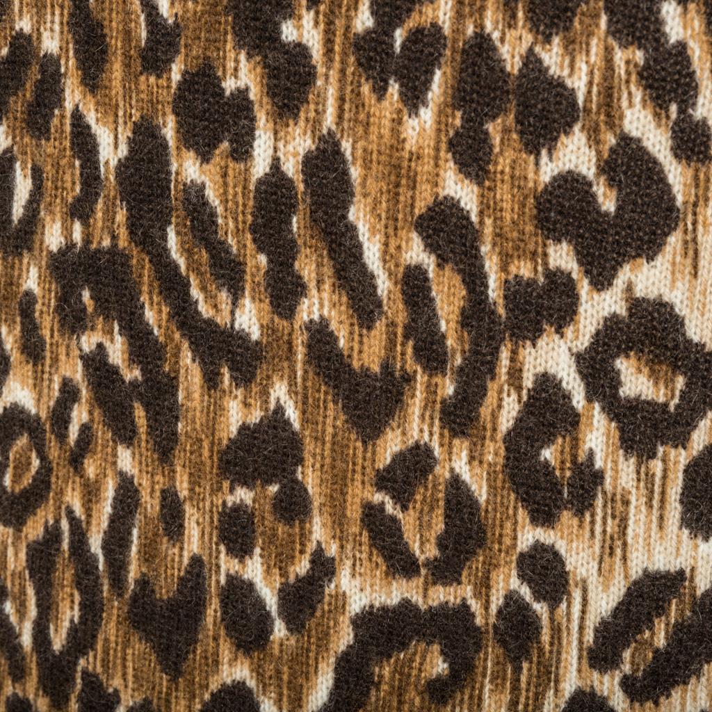 Dolce & Gabbana Top Leopard Print V Neck 3/4 Sleeve 40 / 6 In Excellent Condition For Sale In Miami, FL