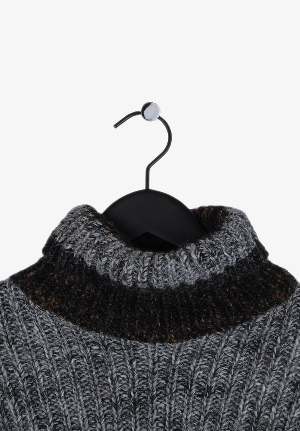 Item for sale is 100% genuine Dolce&Gabbana Turtle Neck Warm Sweater
Color: Brown/Grey
(An actual color may a bit vary due to individual computer screen interpretation)
Material: 50% wool, 40% acrylic, 10% alpaca
Tag size: 50IT(M)
This sweater is