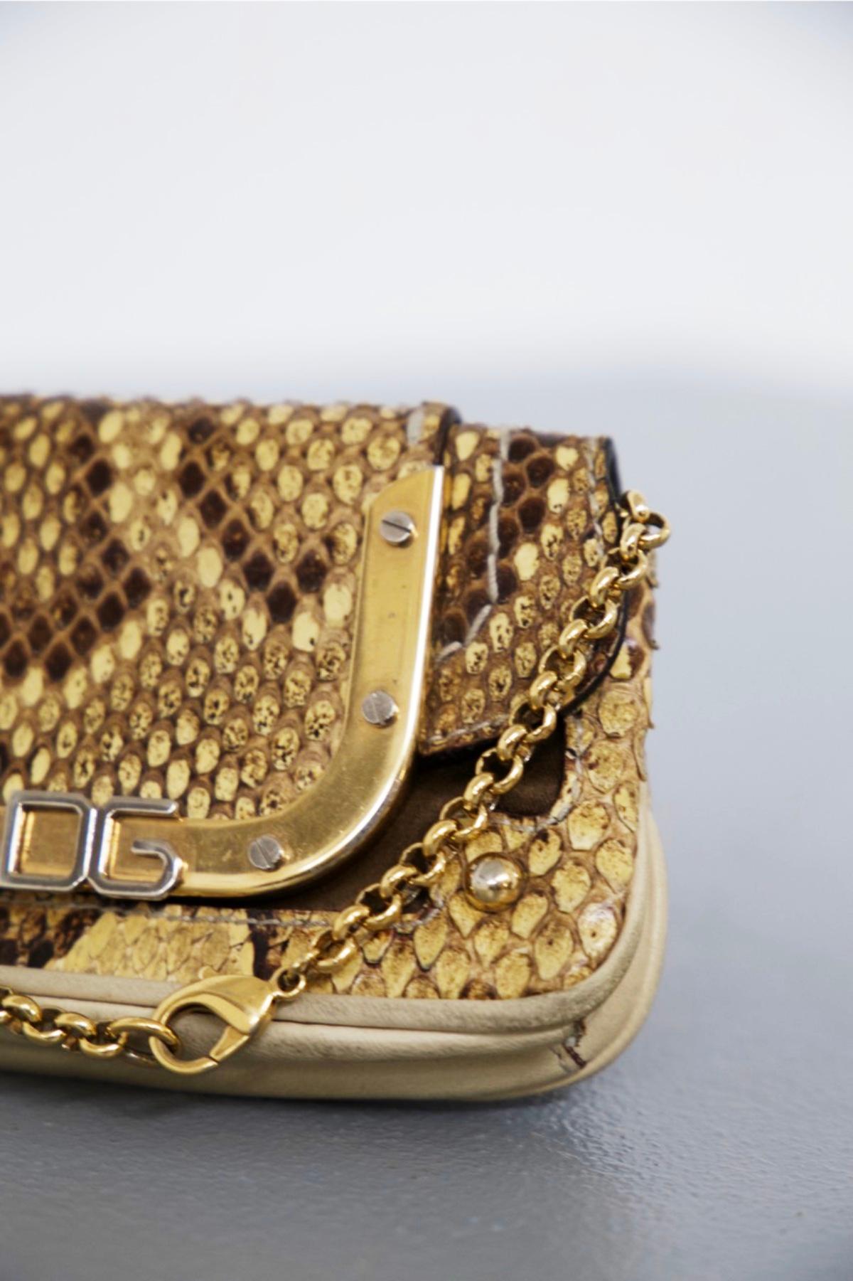 Gorgeous mini bag designed by Dolce & Gabbana n he 1980s, soft leather, made in Italy.
ORIGINAL BRAND.
The purse is really small and entirely made of leather. The texture is the highlight: reminiscent of snakeskin, wonderfully elegant.
Underneath