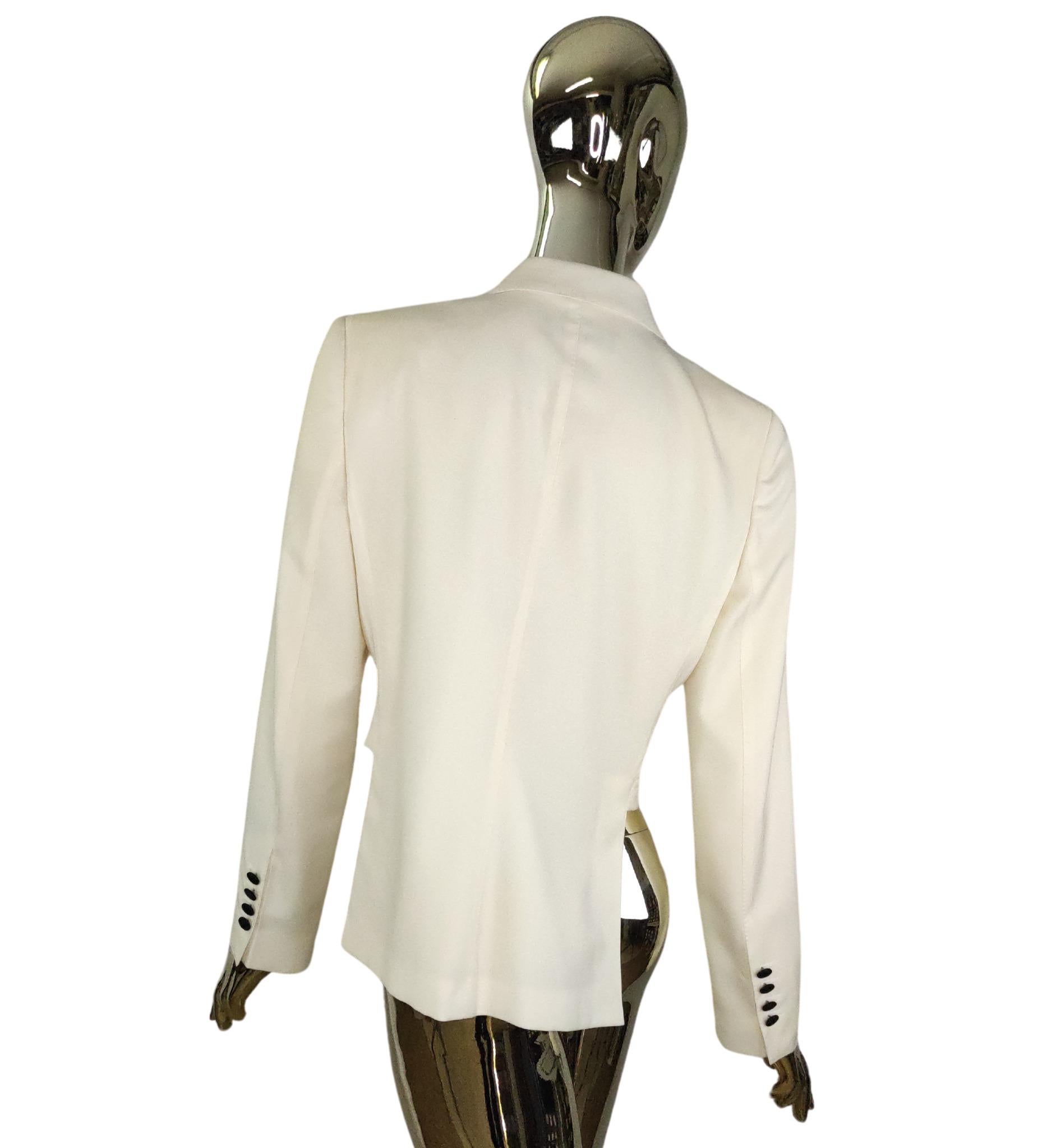 Dolce & Gabbana blazer bianco
Taglio cropped davanti e lungo dietro, asimmetrico
100% lana
Completamente foderato in tessuto di seta
Bottoni rivestiti in tessuto nero
Prezzo di vendita originale 1650 euro

Indicato come taglia 48 IT

Misure in