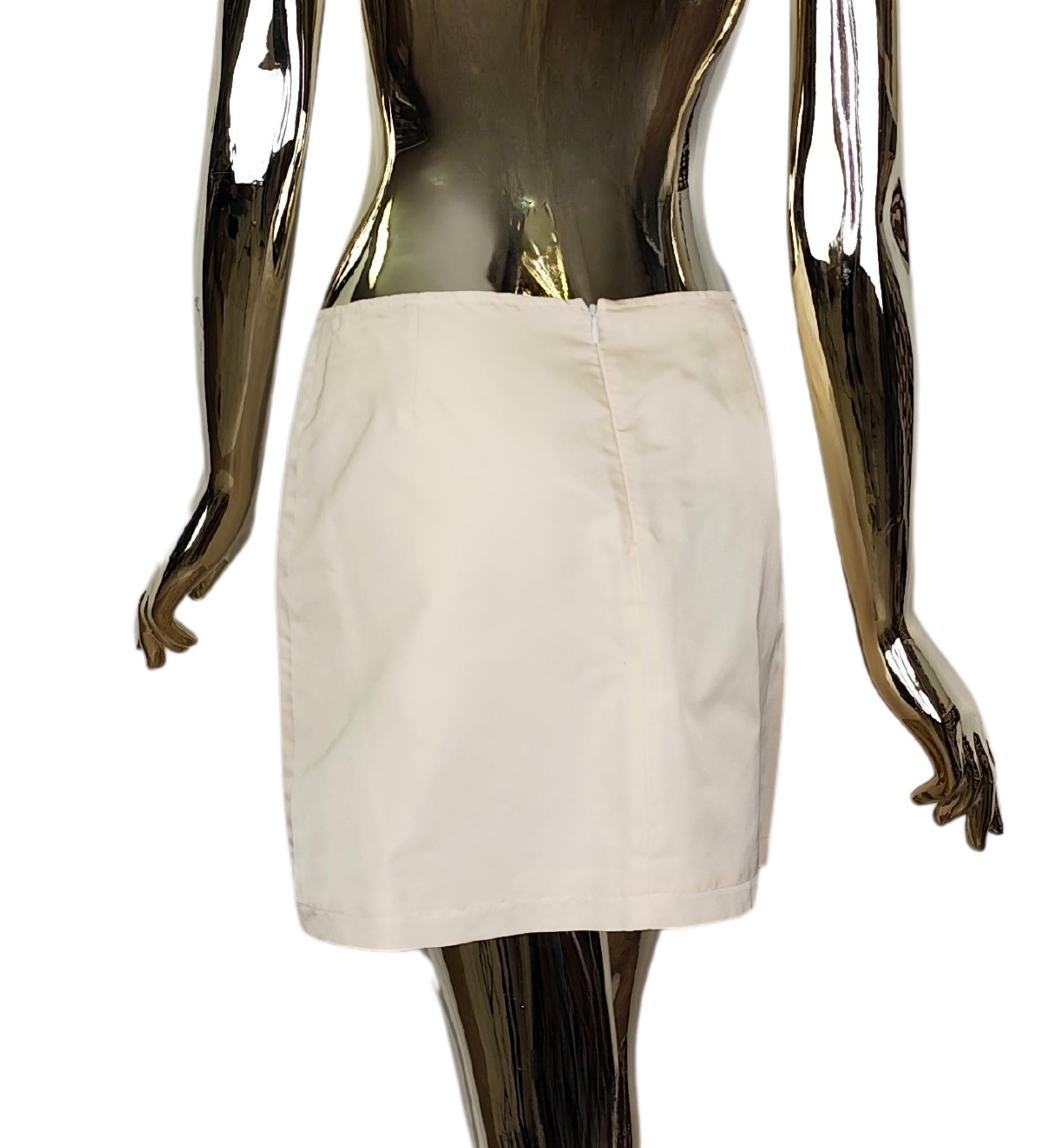 Dolce&Gabbana mini skirt
White silk
Lined but see-through 

Marked size 42 IT

Measurements:
waist 76 cm - 30 in
hips 100 cm - 39 in
length 37 cm - 14.5 in

New with tags
Minor mark from storage on the back