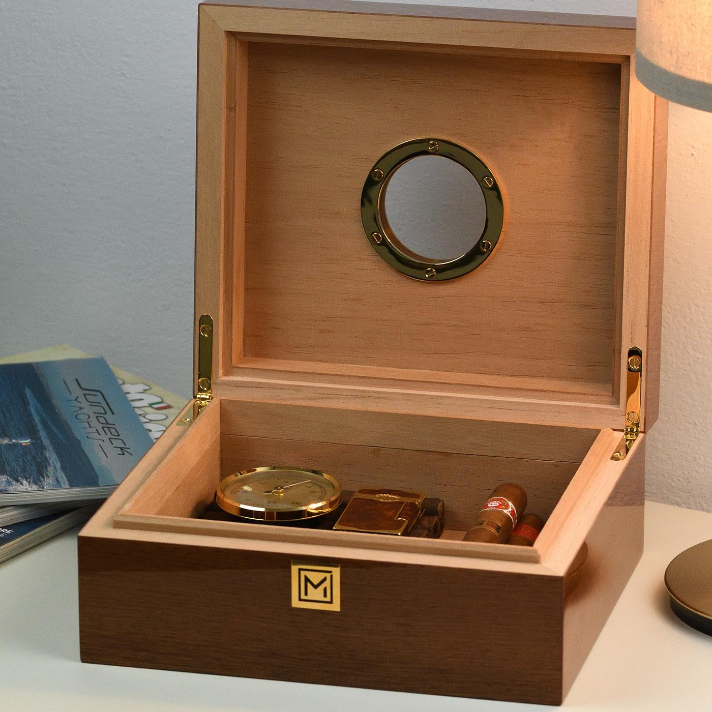 From the Yacht collection, Supersport is the smallest humidor of Maccarrone's collections. Metal accessories are in chromed brass and high gloss mahogany and maple inlay embellish this object. Elegant and refined, our humidor is designed for all