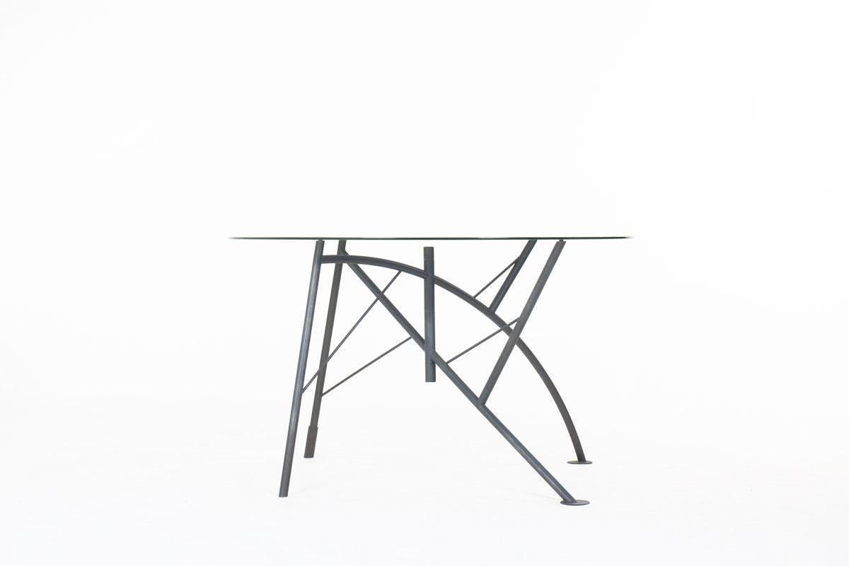 Table de salle à manger conçue par Philippe Starck pour Driade dans les années 80
Modèle Dole Mélipone
Structure pliante à quatre pieds en métal laqué gris.
Plateau rond en verre granité.
Ce modèle fait partie de la collection visible au Centre