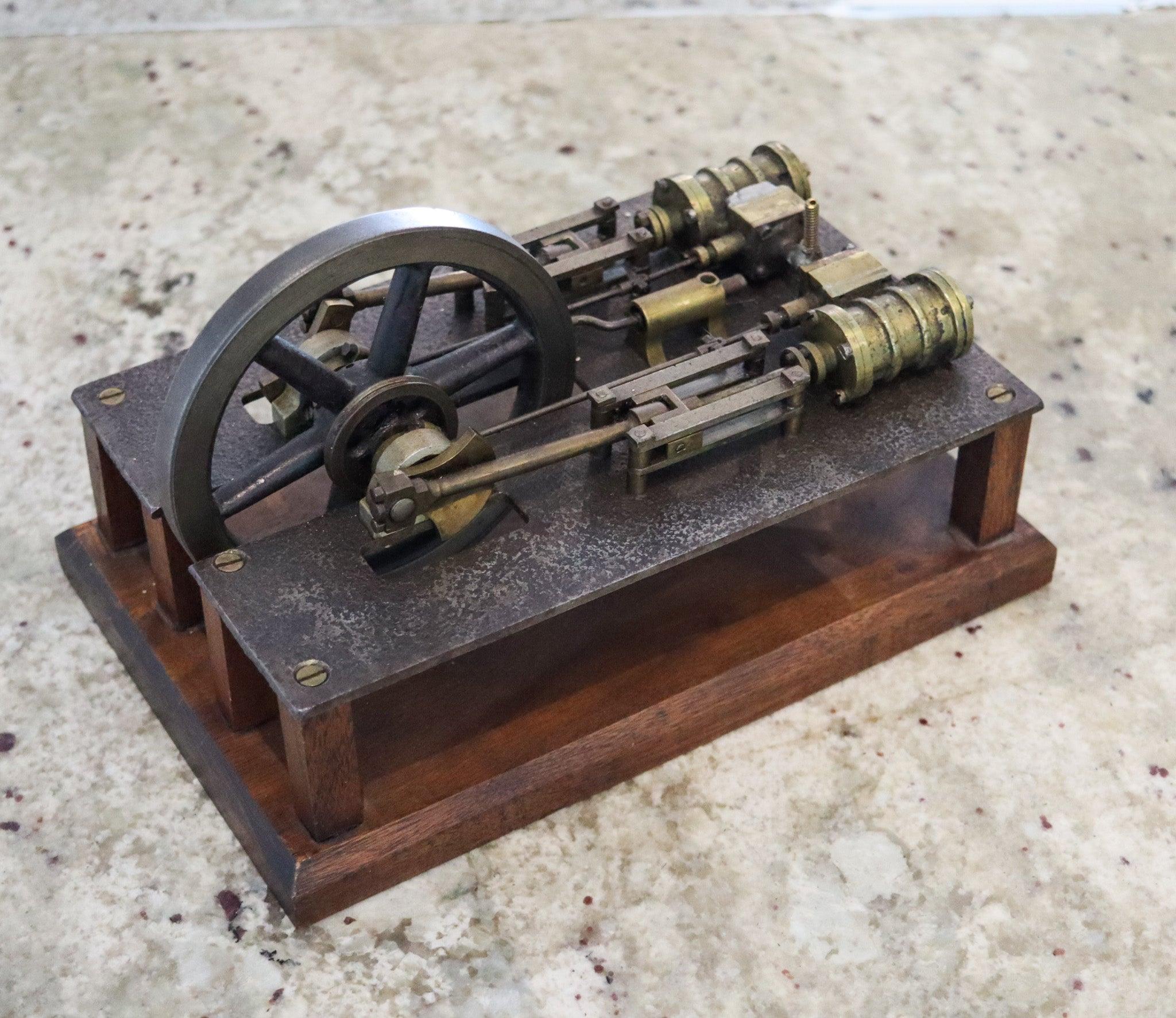 Modèle réduit de moteur conçu par Doll & Co.

Il s'agit d'un modèle de moteur de moulin créé à Nuremberg en Allemagne par la société Doll & Co. au début du 20e siècle. Il s'agit d'une machine à deux moteurs horizontaux, peinte, garde-corps nickelé,