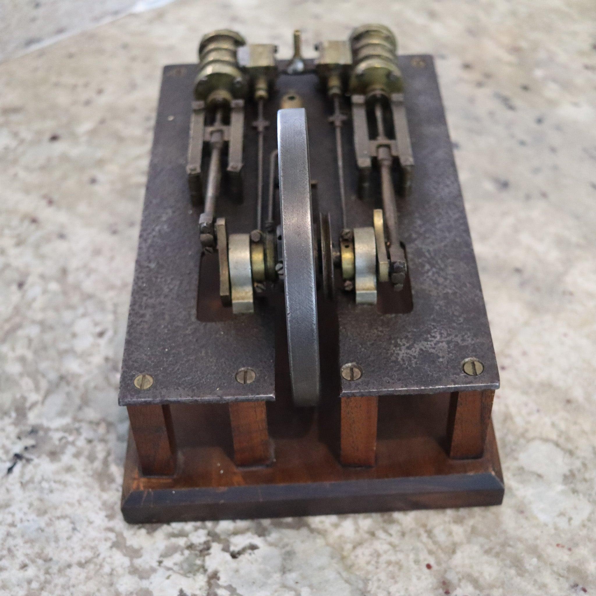 Sculpté à la main DOLL & CO. 1900 German Antique Steam Twin Cylinders Piston Engine Machine en vente