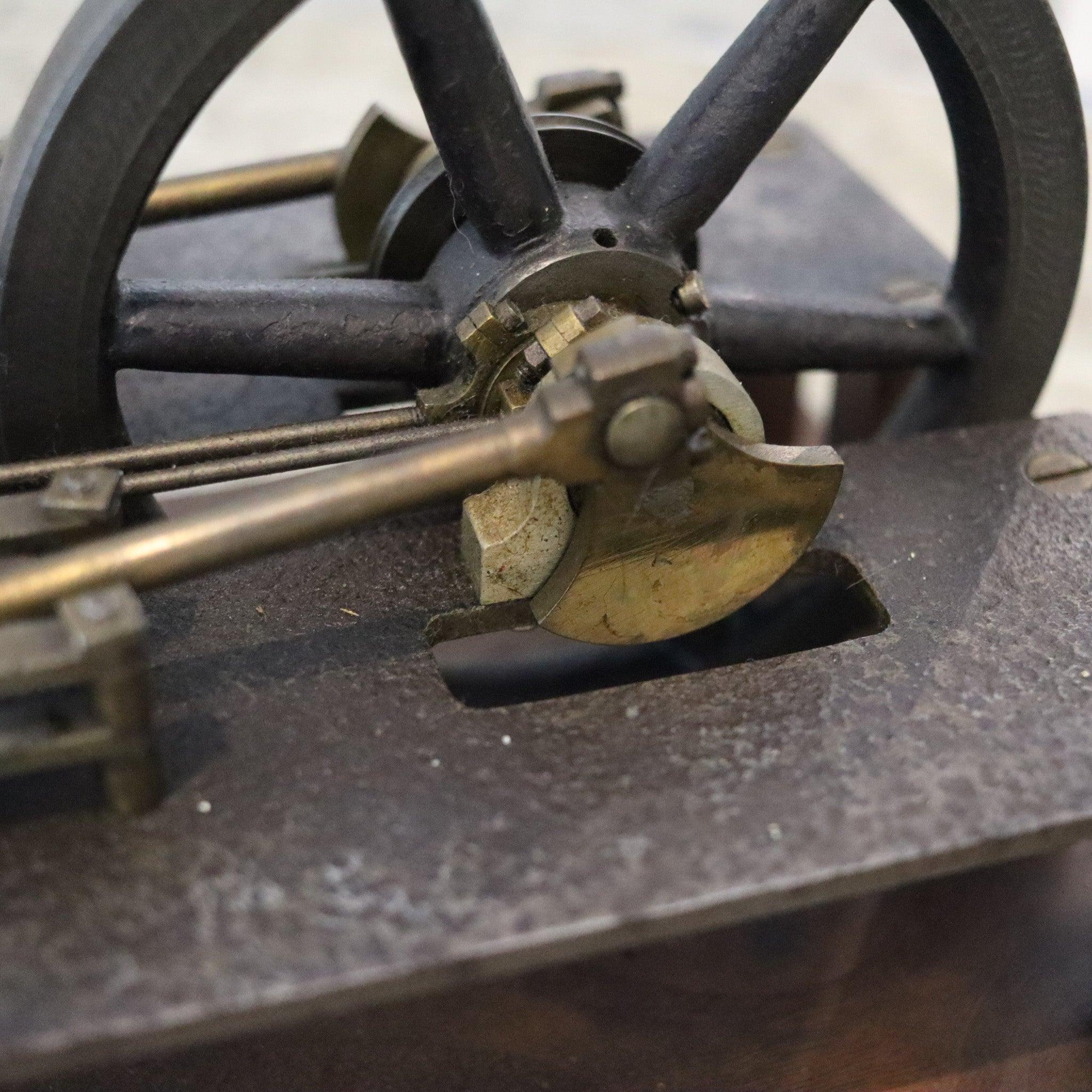 DOLL & CO. 1900 German Antique Steam Twin Cylinders Piston Engine Machine Excellent état - En vente à Miami, FL