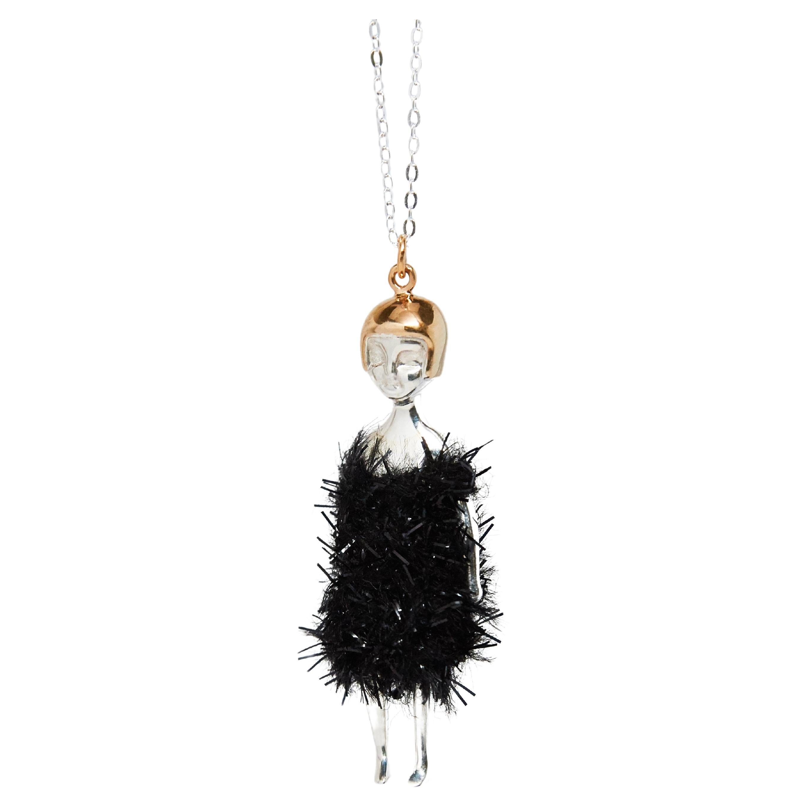 Halskette mit Puppenhalskette und schwarzem Kunstpelzkleid