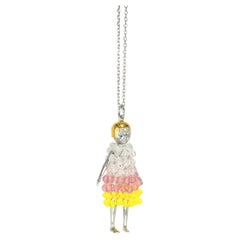 Puppenhalskette mit weiß-rosa-gelbem Kleid