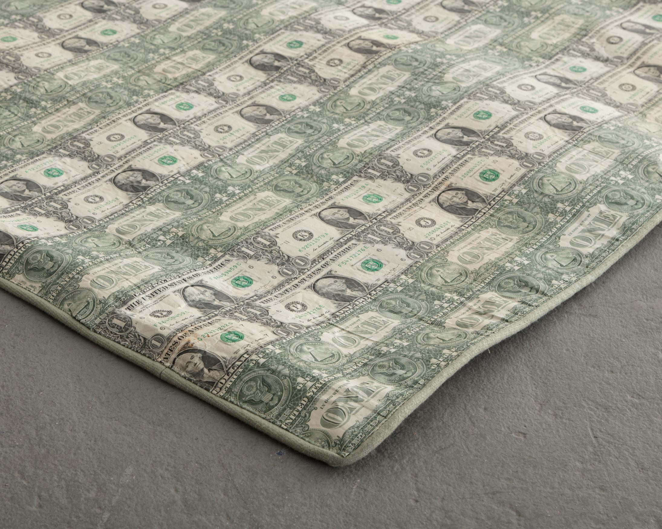 Tapis Dollar Bill en billets de banque découpés, assemblés et cousus. Conçu et réalisé par Johnny Swing, États-Unis, 2017. Édition n° 1 sur 10.
 