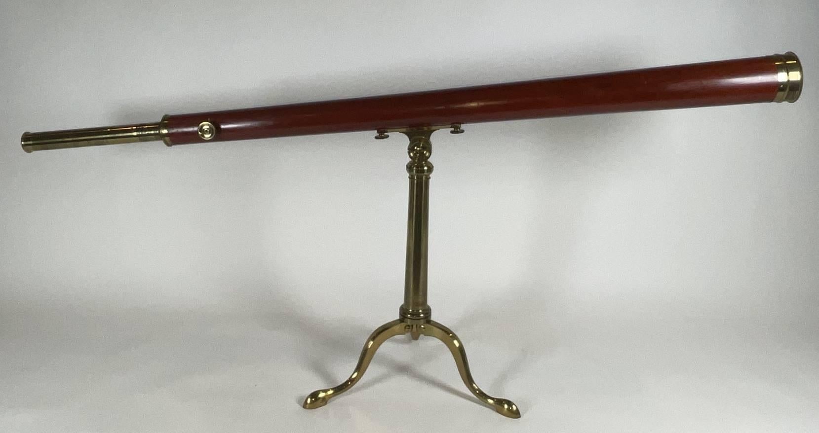 Télescope de bibliothèque en bois de Dollond de Londres. Avec un long canon conique en bois. Trépied robuste en laiton avec pilier conique et plaque de montage. Tube focal à engrenage avec deux oculaires. Monté dans un coffret en bois dur