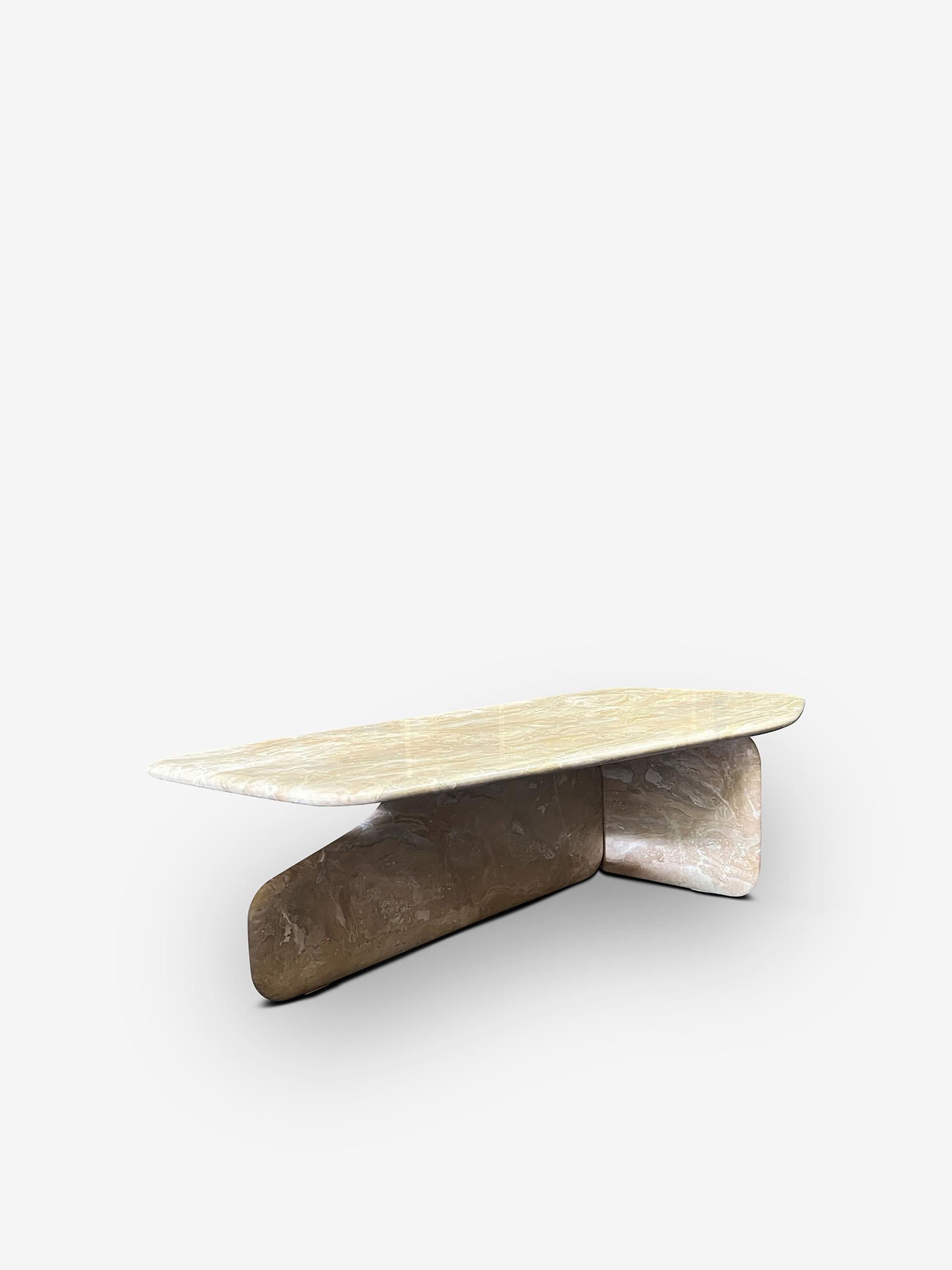 Erleben Sie das elegante und moderne Design des Dolmen Couchtisches von Noé Duchaufour-Lawrance. Dieser mit Präzision und Stil gefertigte Tisch verfügt über ein einzigartiges Untergestell, das antiken Steinstrukturen nachempfunden ist und jedem