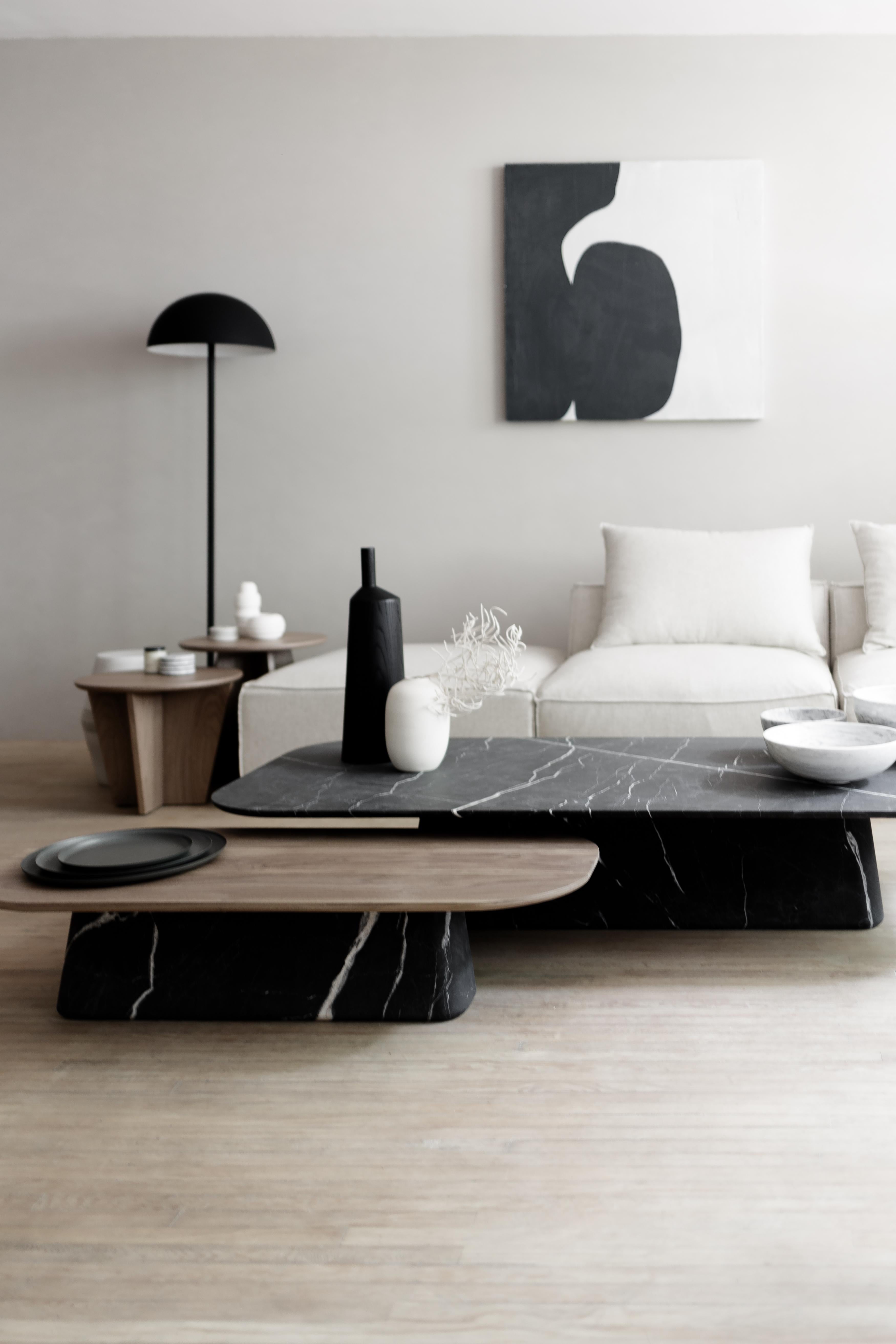 Fait main Ensemble de deux tables basses à piédestal en marbre noir et bois de noyer en vente