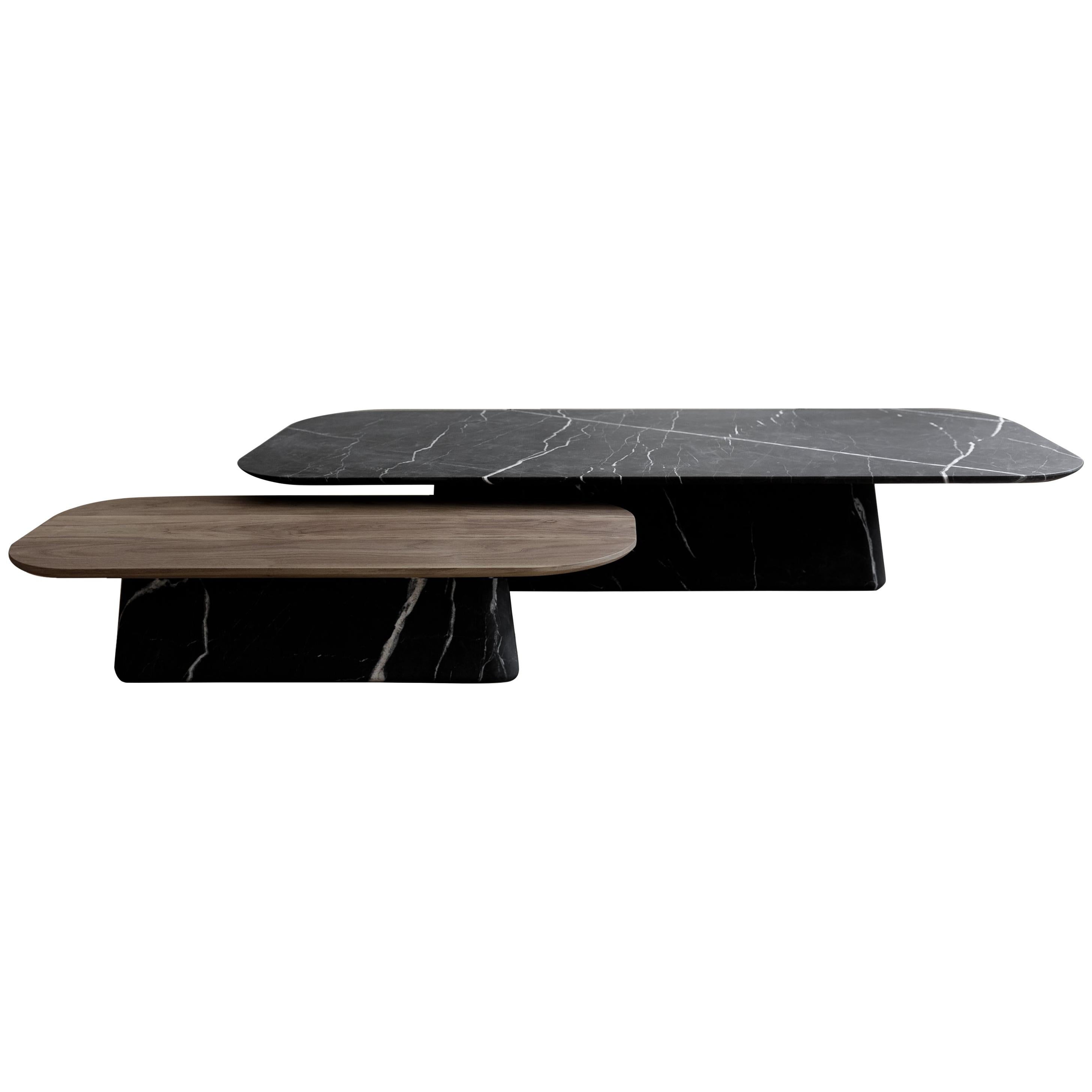 Ensemble de deux tables basses à piédestal en marbre noir et bois de noyer