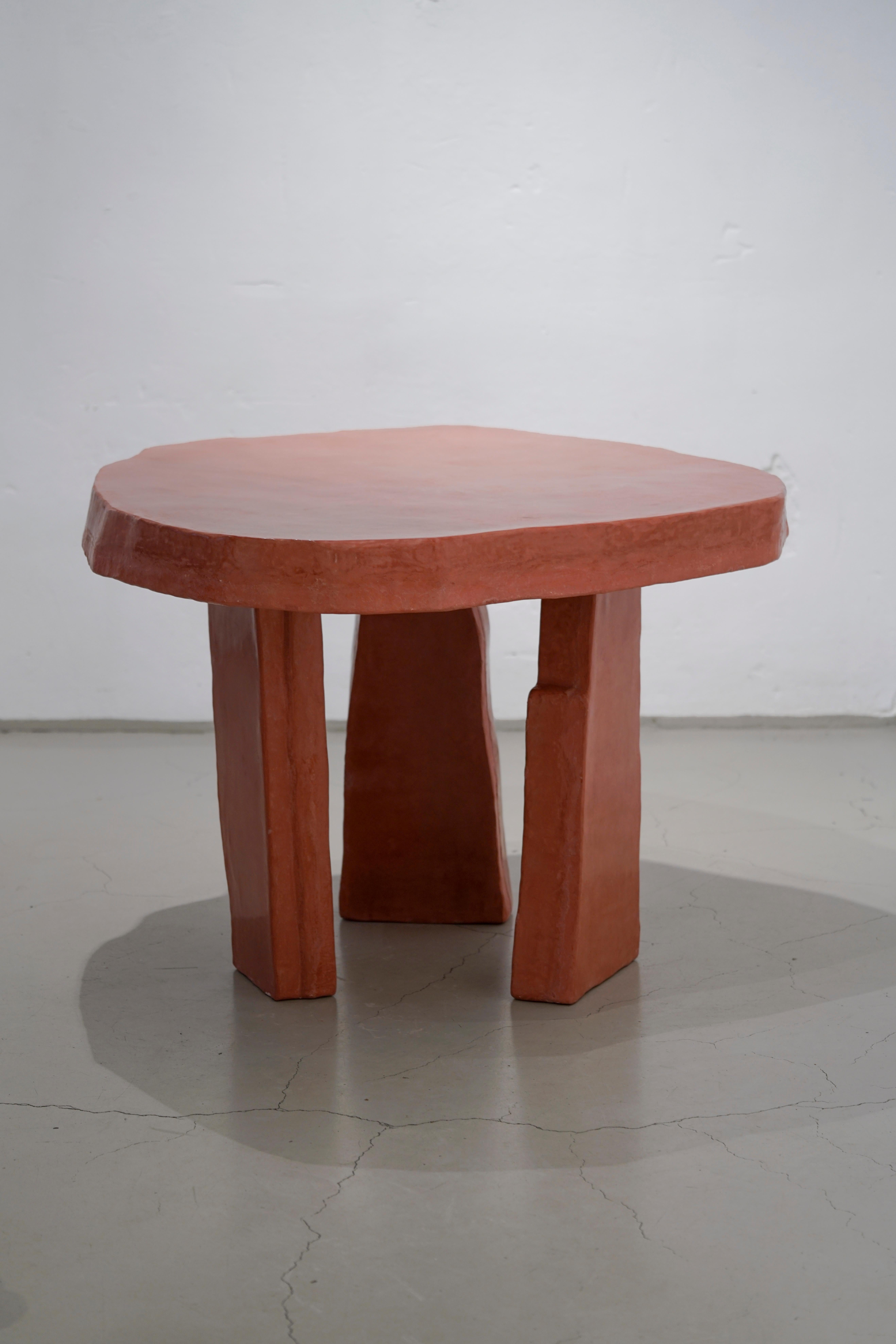 Table contemporaine Dolmen en plâtre citronnier et béton agrémenté  en vente 3
