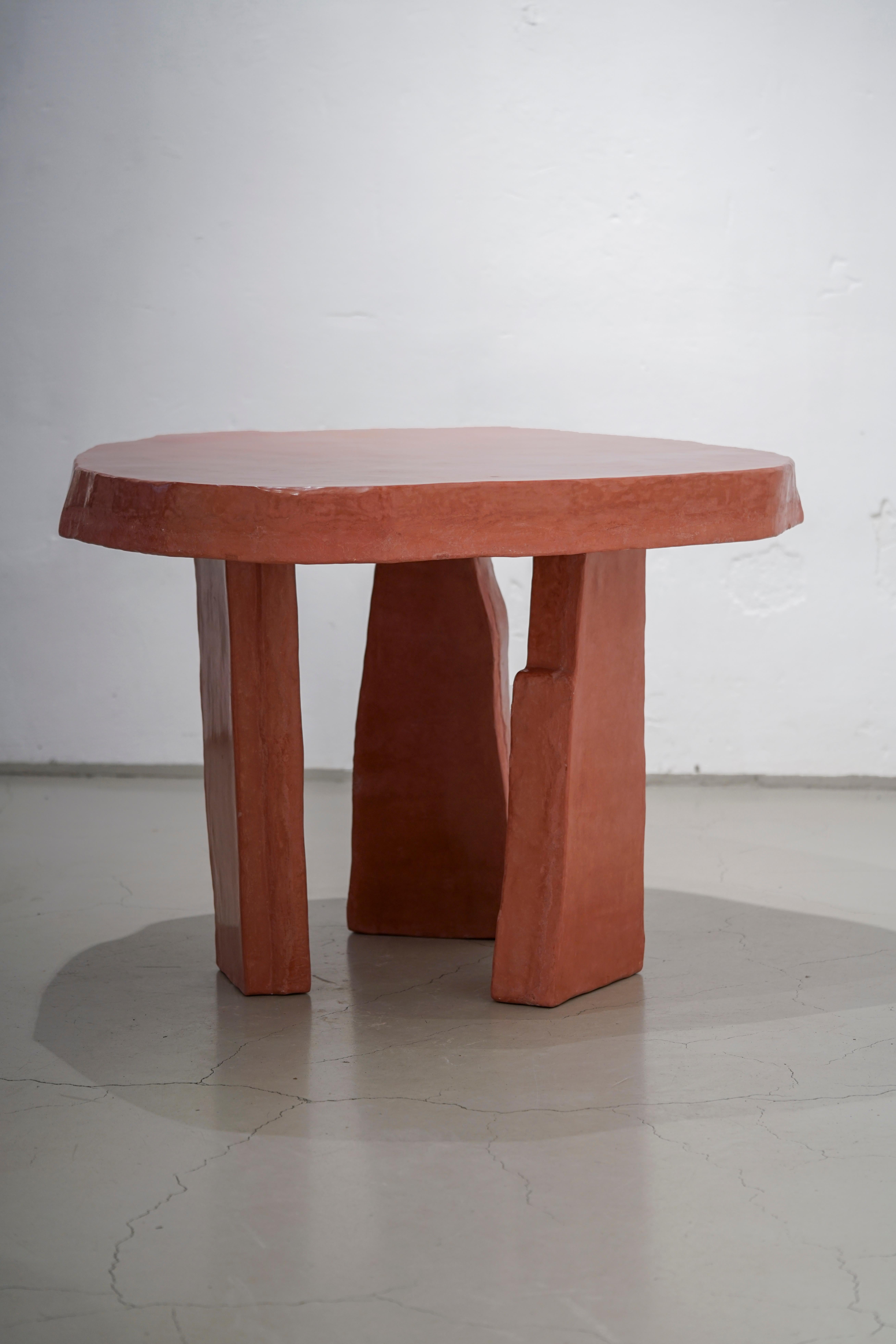 Table contemporaine Dolmen en plâtre citronnier et béton agrémenté  en vente 4