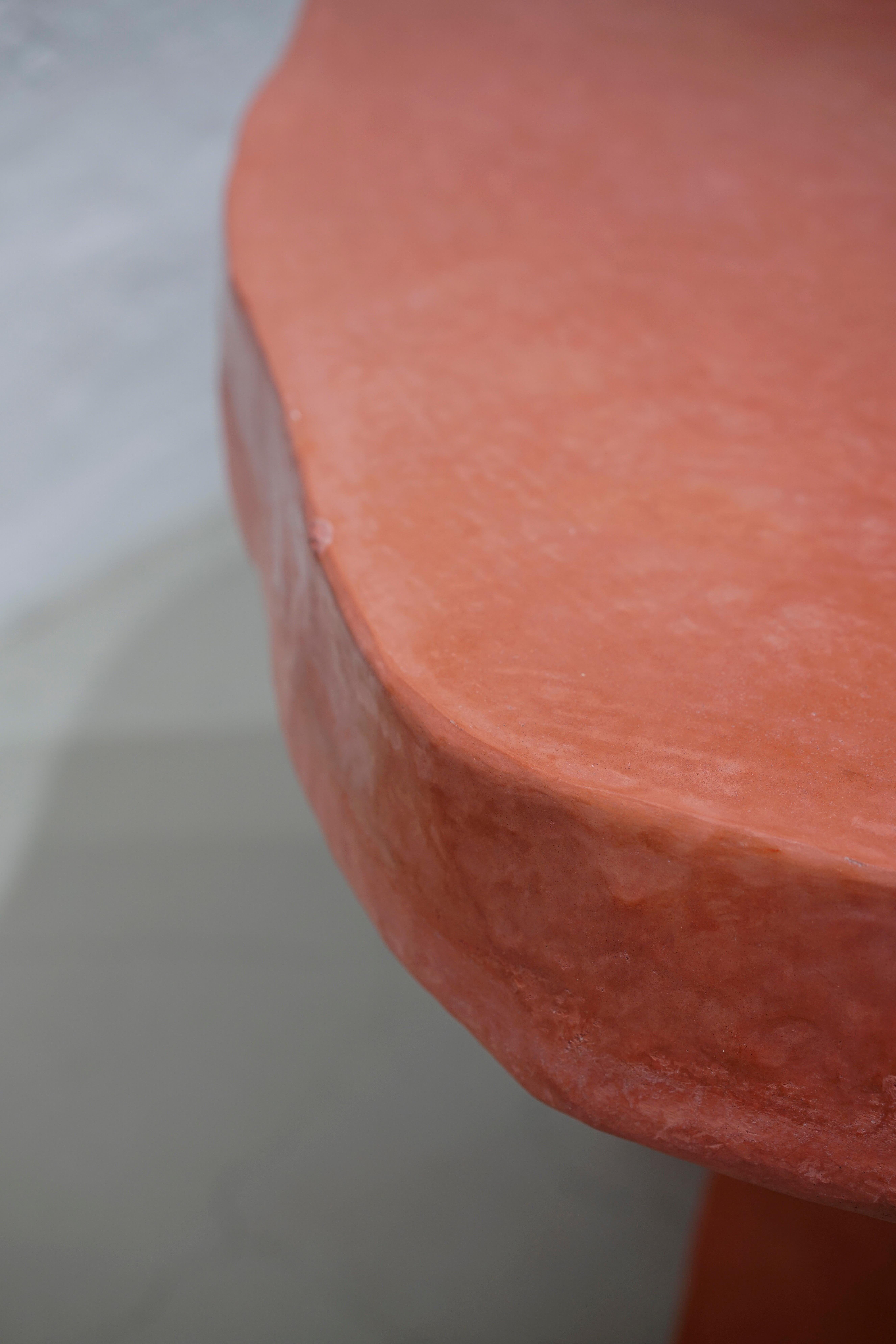Table contemporaine Dolmen en plâtre citronnier et béton agrémenté  en vente 5