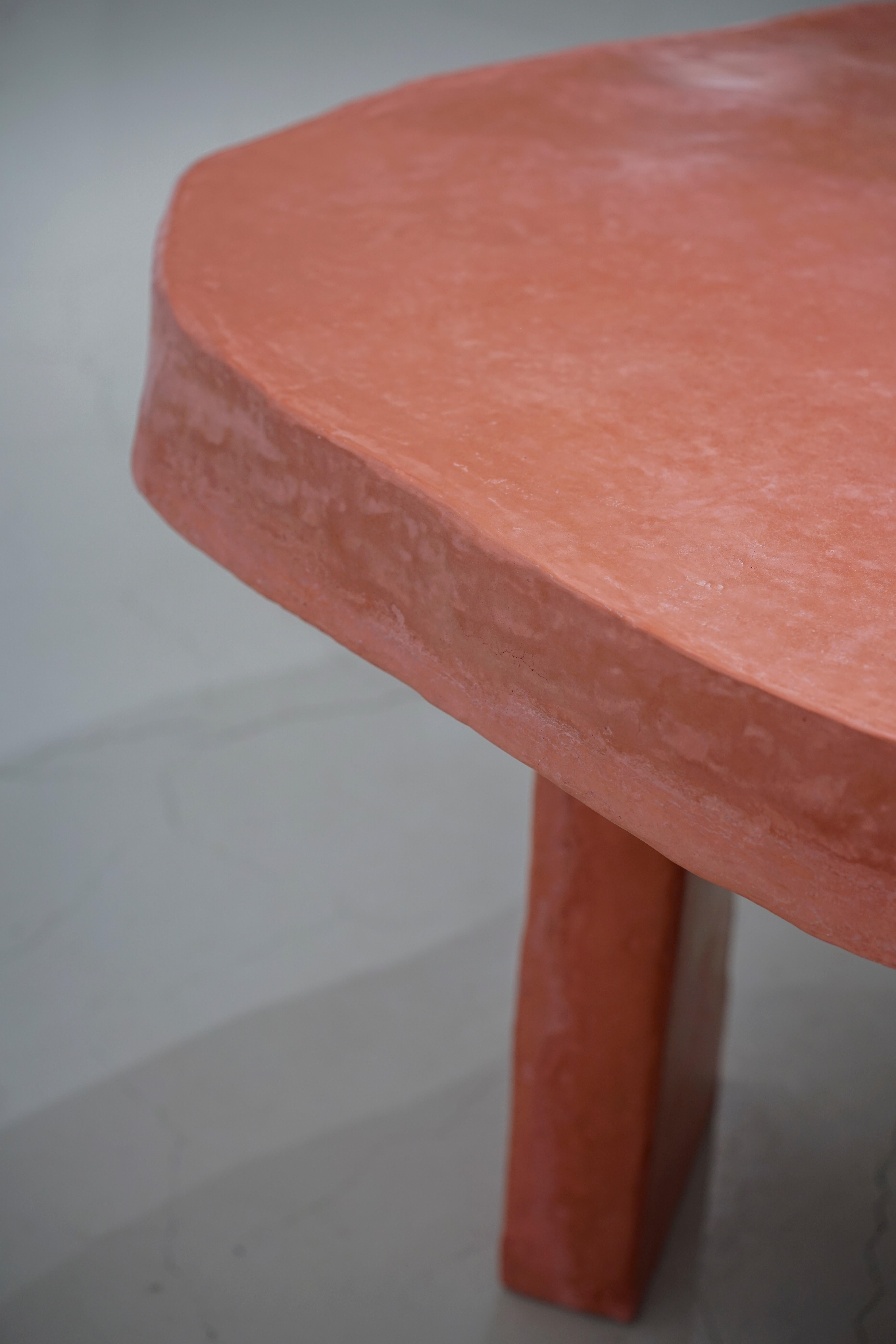 Table contemporaine Dolmen en plâtre citronnier et béton agrémenté  en vente 6