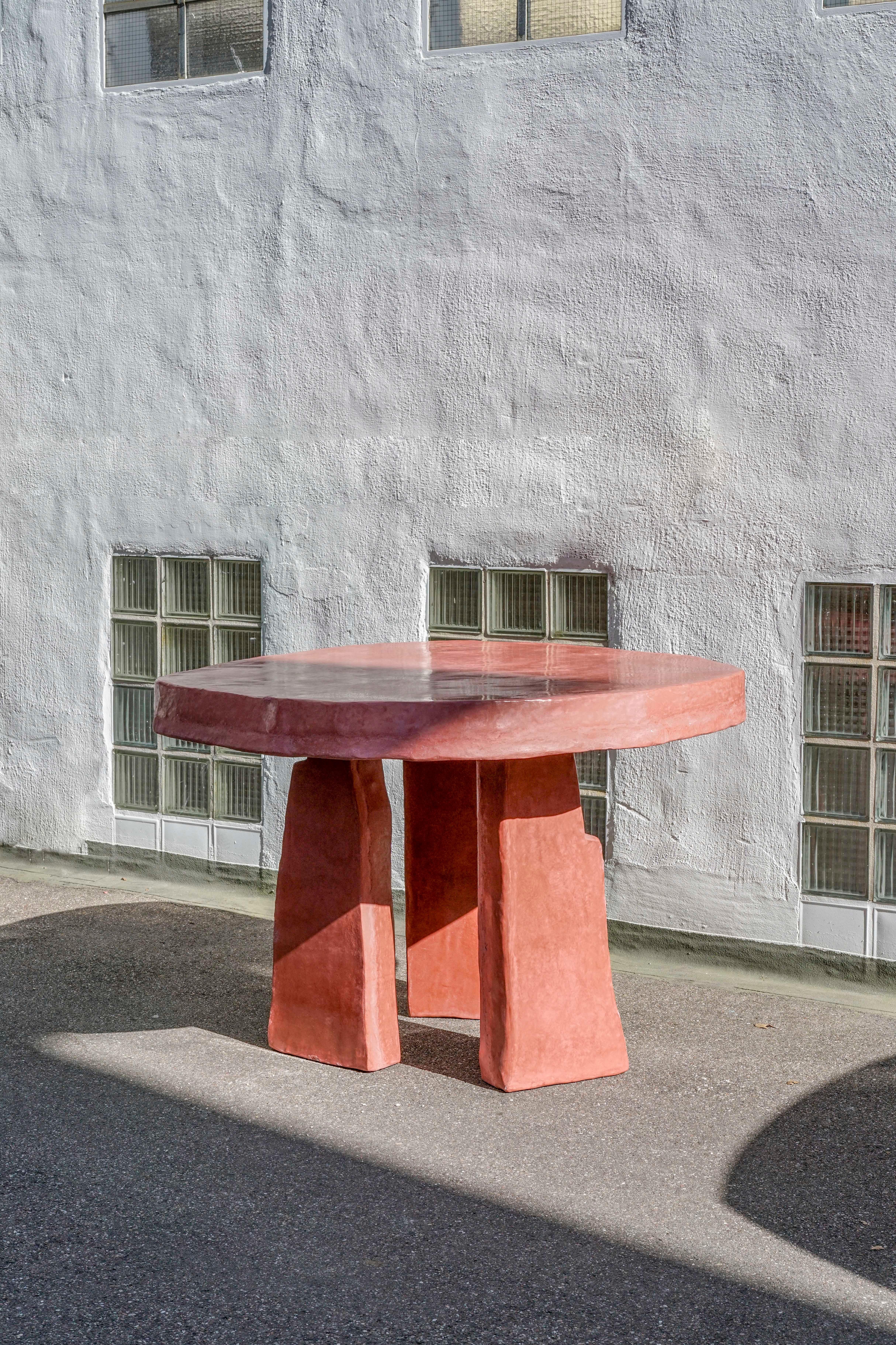 Table contemporaine Dolmen en plâtre citronnier et béton agrémenté  en vente 8