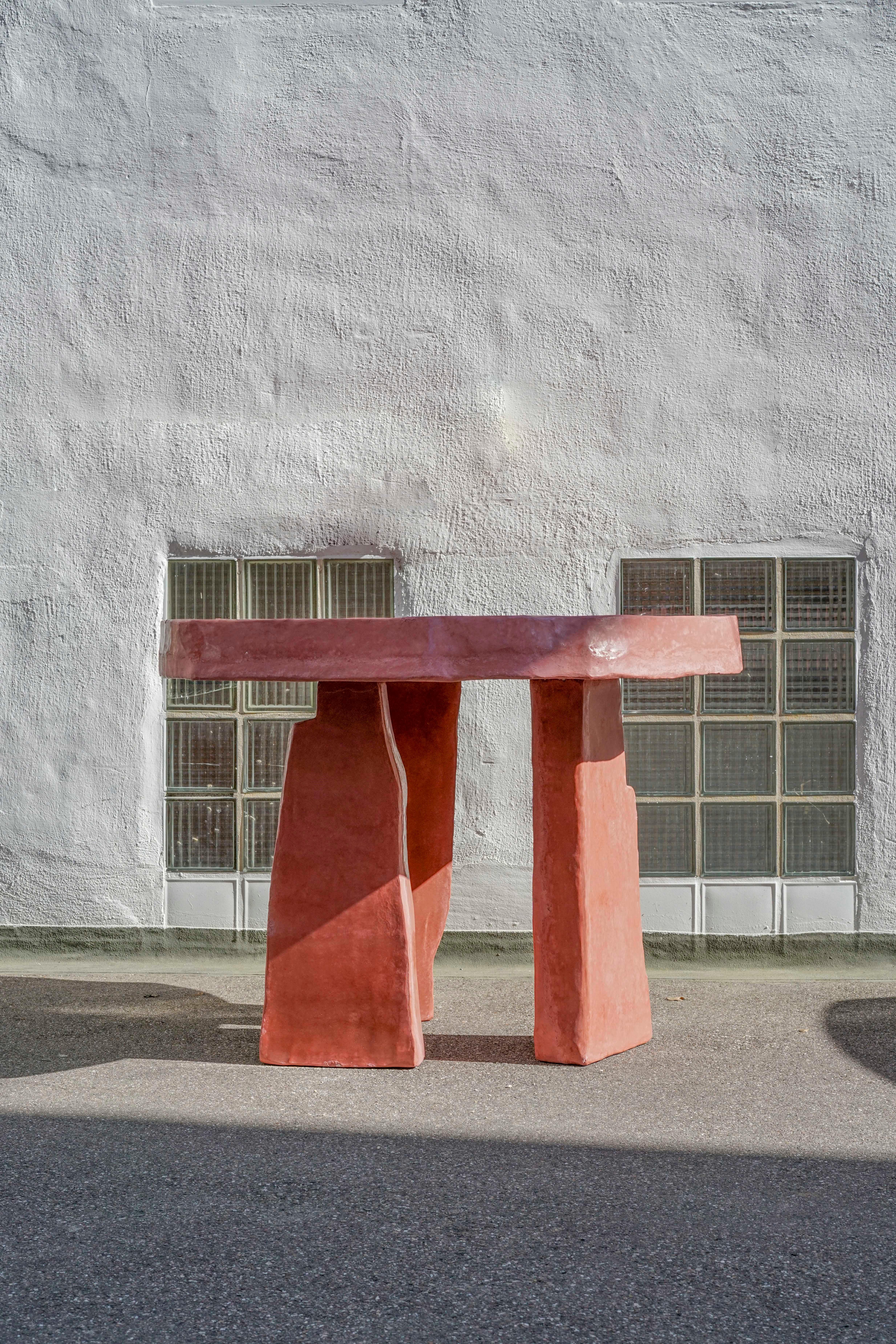 Table contemporaine Dolmen en plâtre citronnier et béton agrémenté  en vente 9