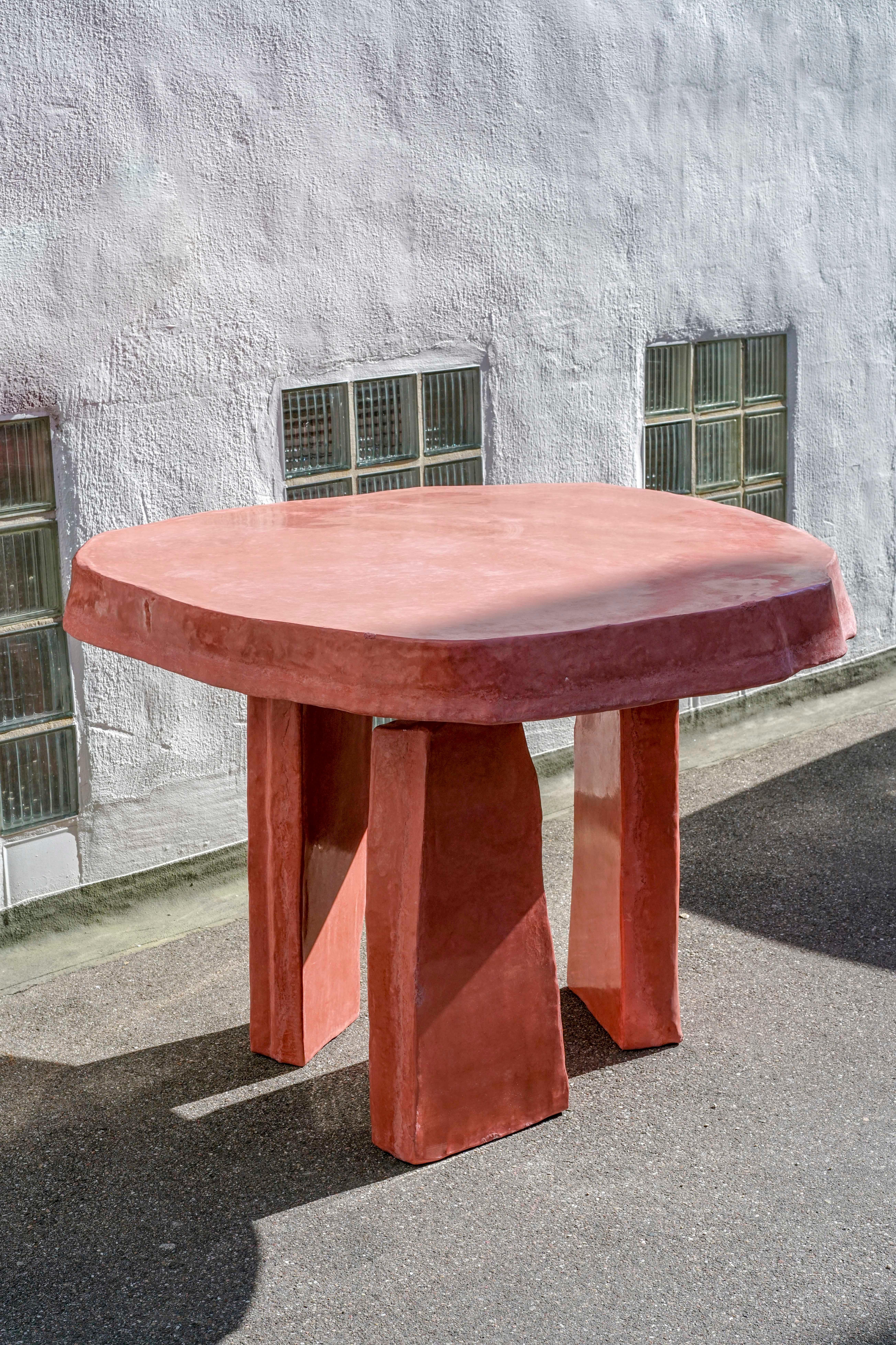 Table contemporaine Dolmen en plâtre citronnier et béton agrémenté  en vente 12