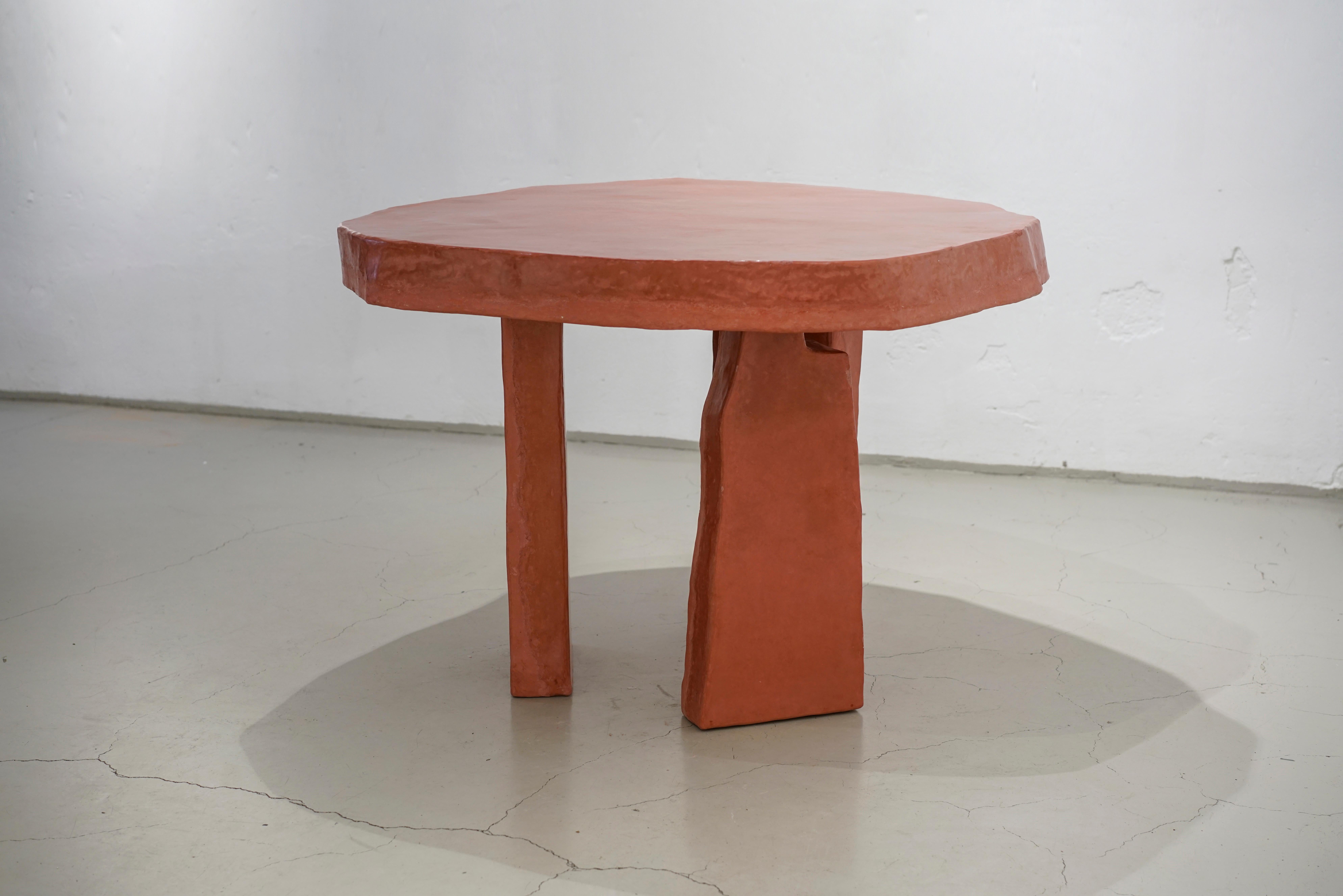 Moderne Table contemporaine Dolmen en plâtre citronnier et béton agrémenté  en vente