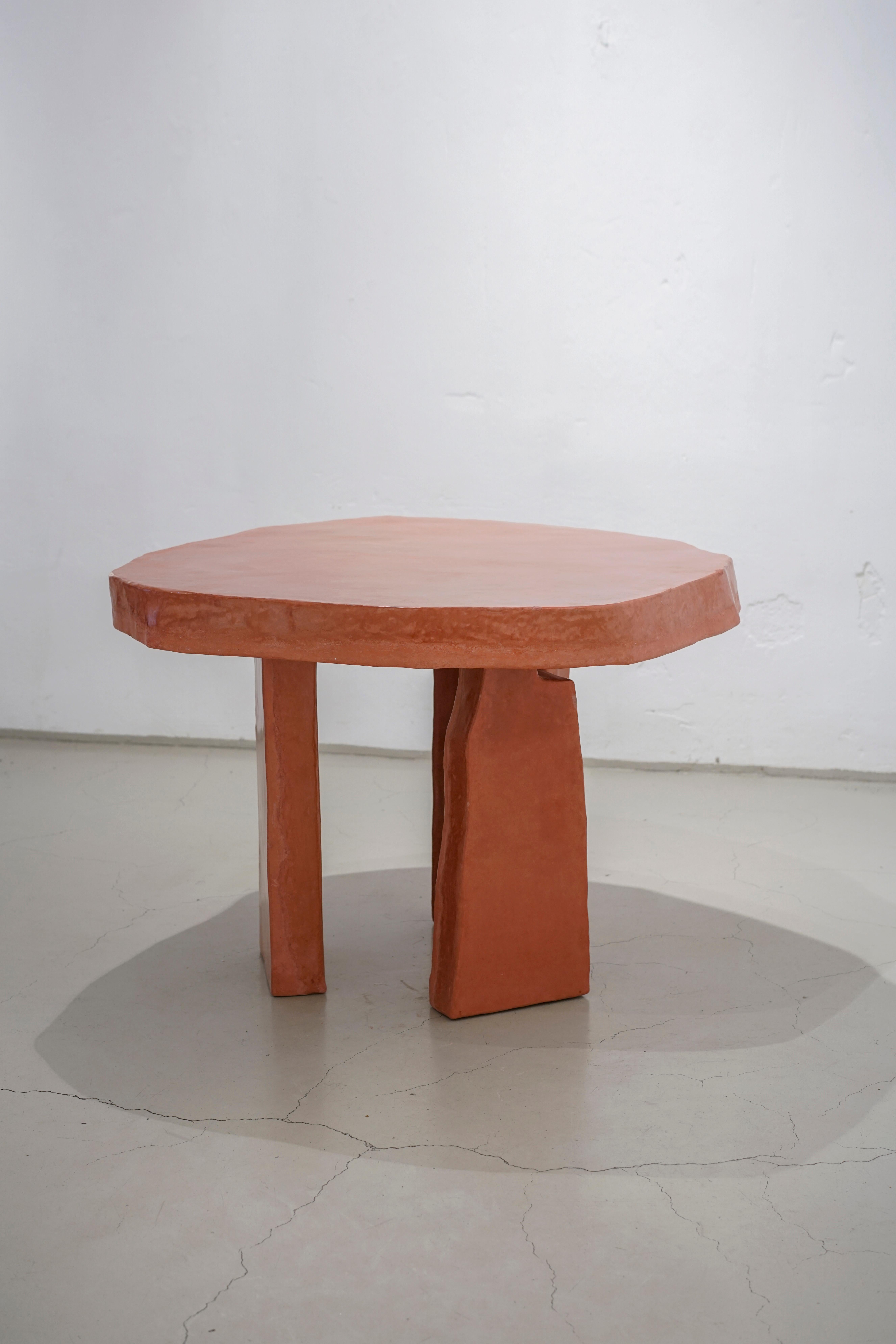Allemand Table contemporaine Dolmen en plâtre citronnier et béton agrémenté  en vente