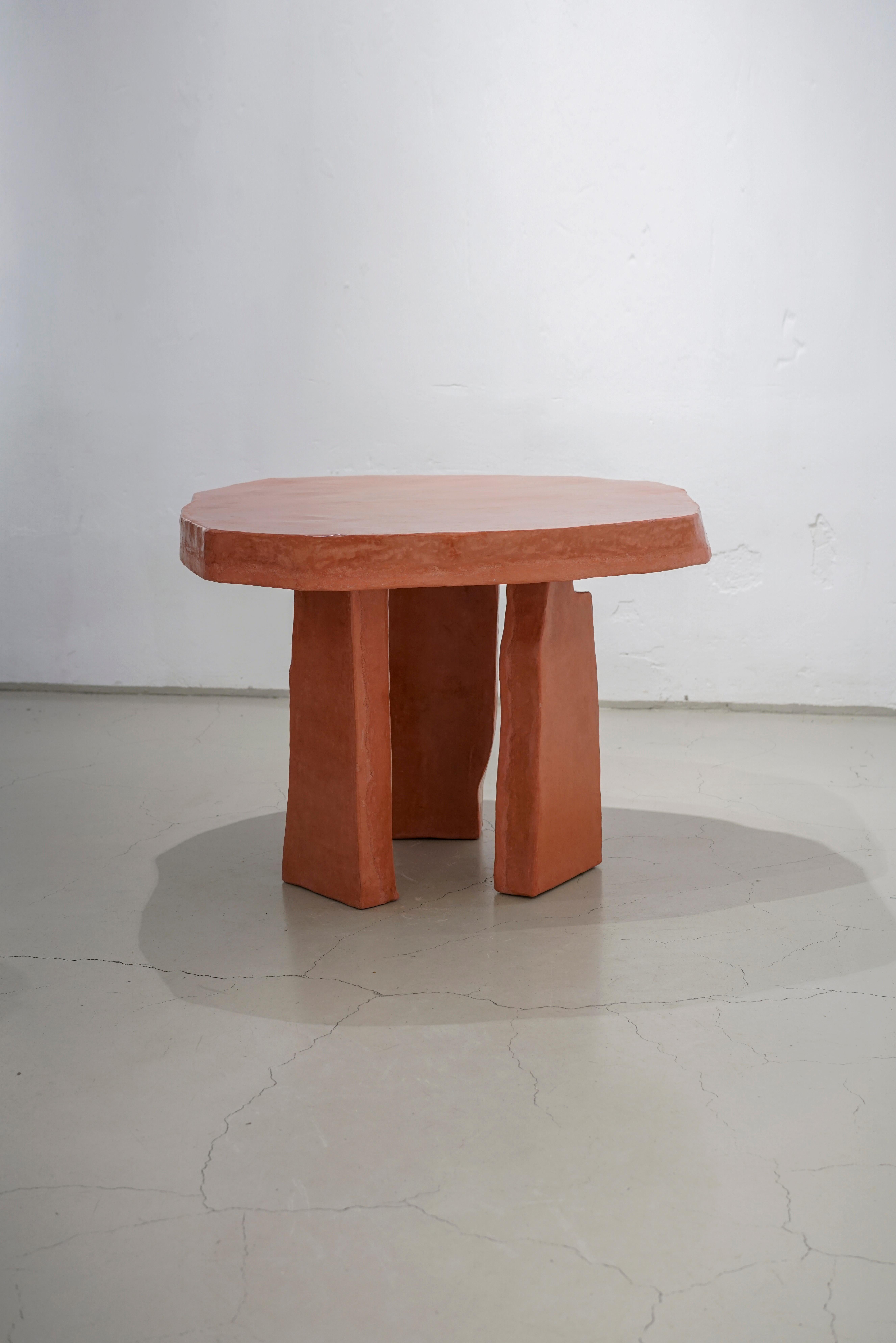 XXIe siècle et contemporain Table contemporaine Dolmen en plâtre citronnier et béton agrémenté  en vente