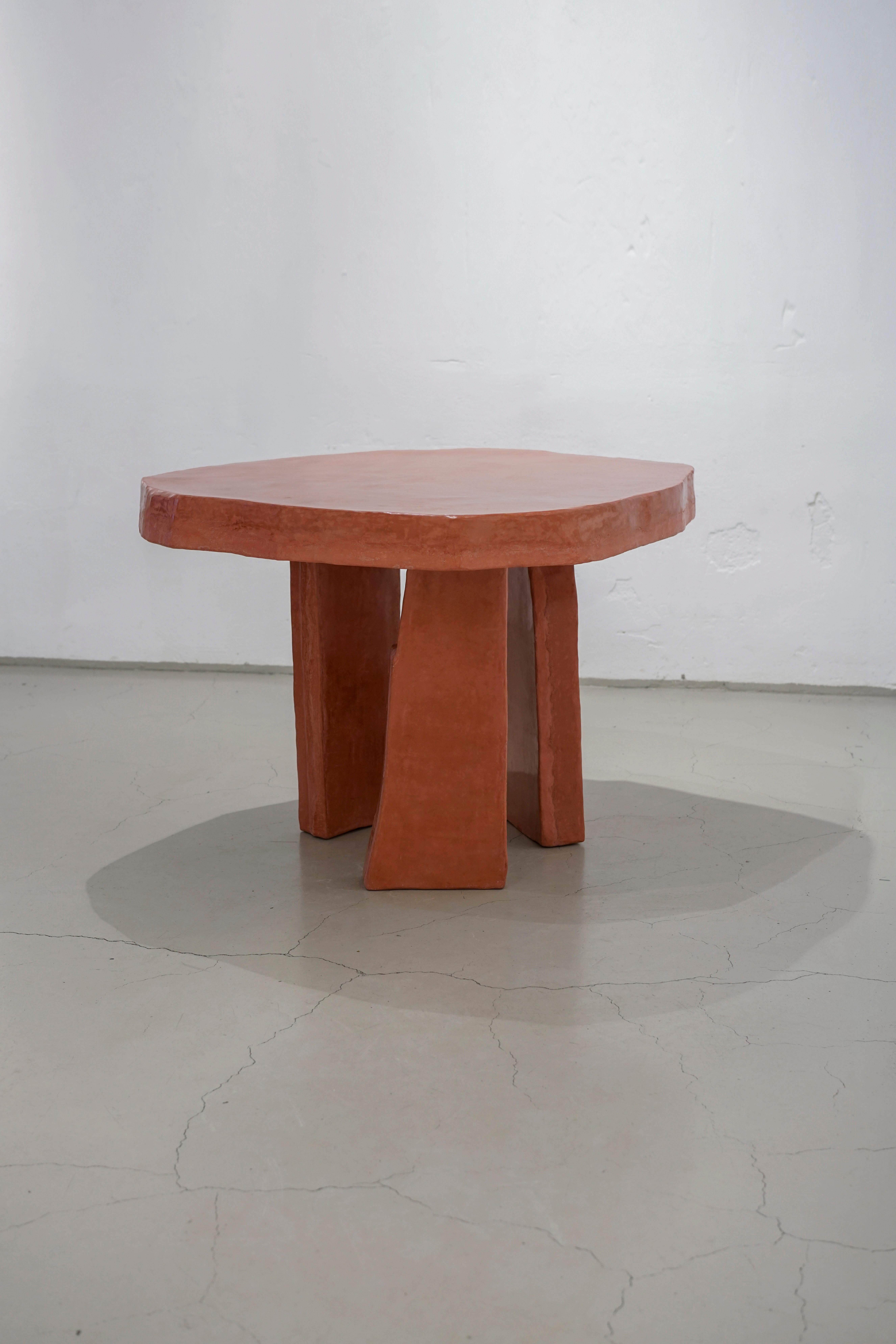Béton Table contemporaine Dolmen en plâtre citronnier et béton agrémenté  en vente