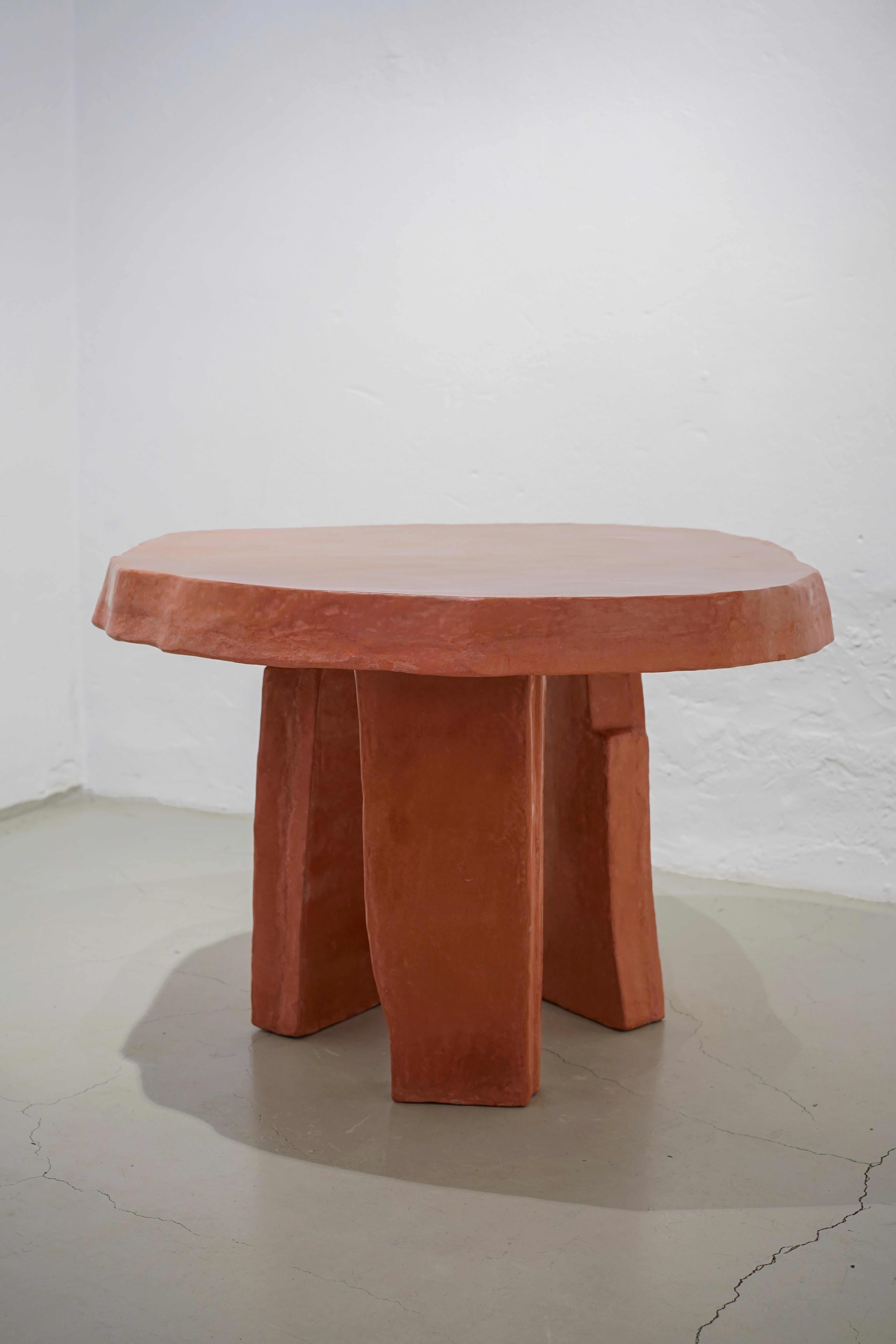 Table contemporaine Dolmen en plâtre citronnier et béton agrémenté  en vente 1