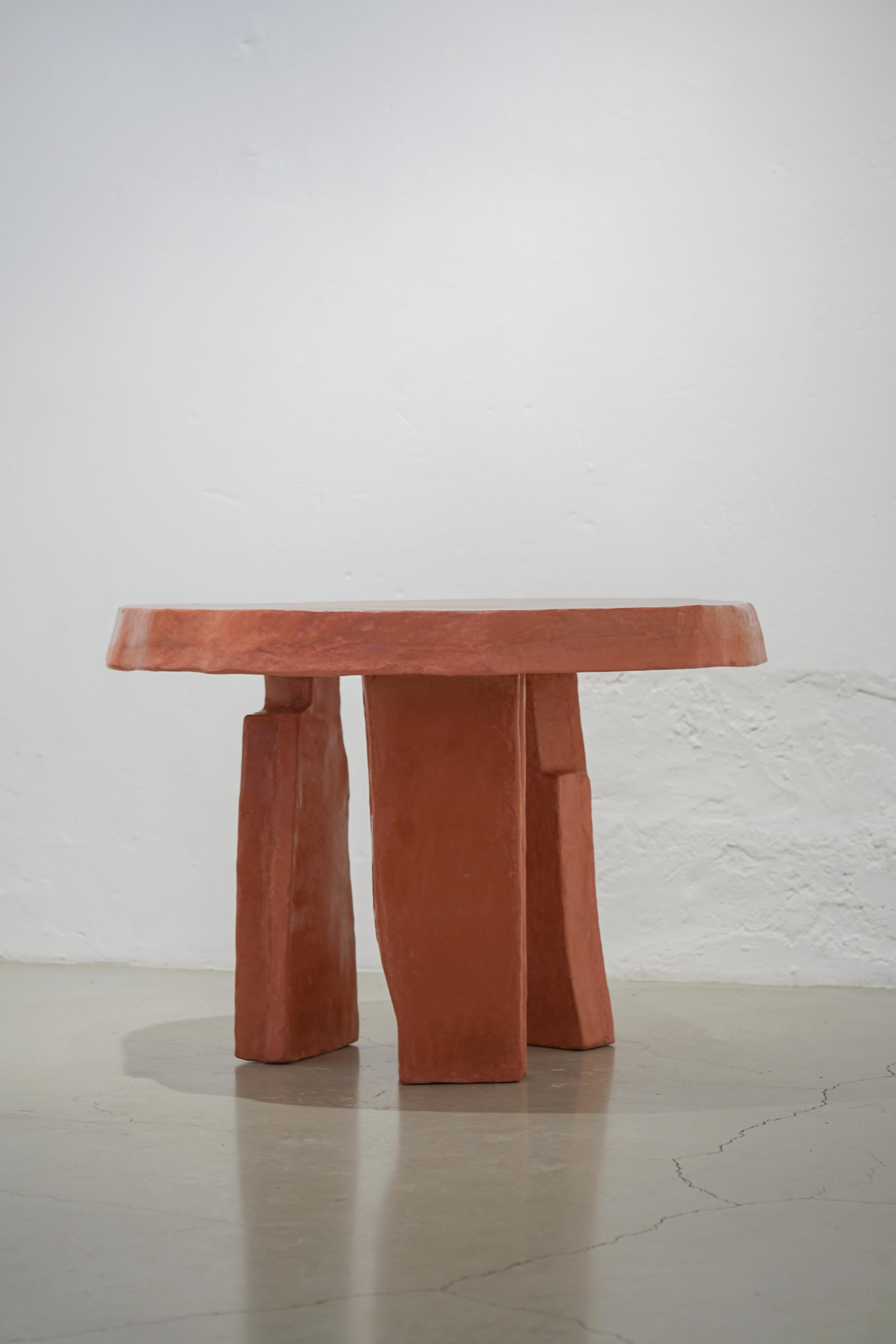 Table contemporaine Dolmen en plâtre citronnier et béton agrémenté  en vente 2
