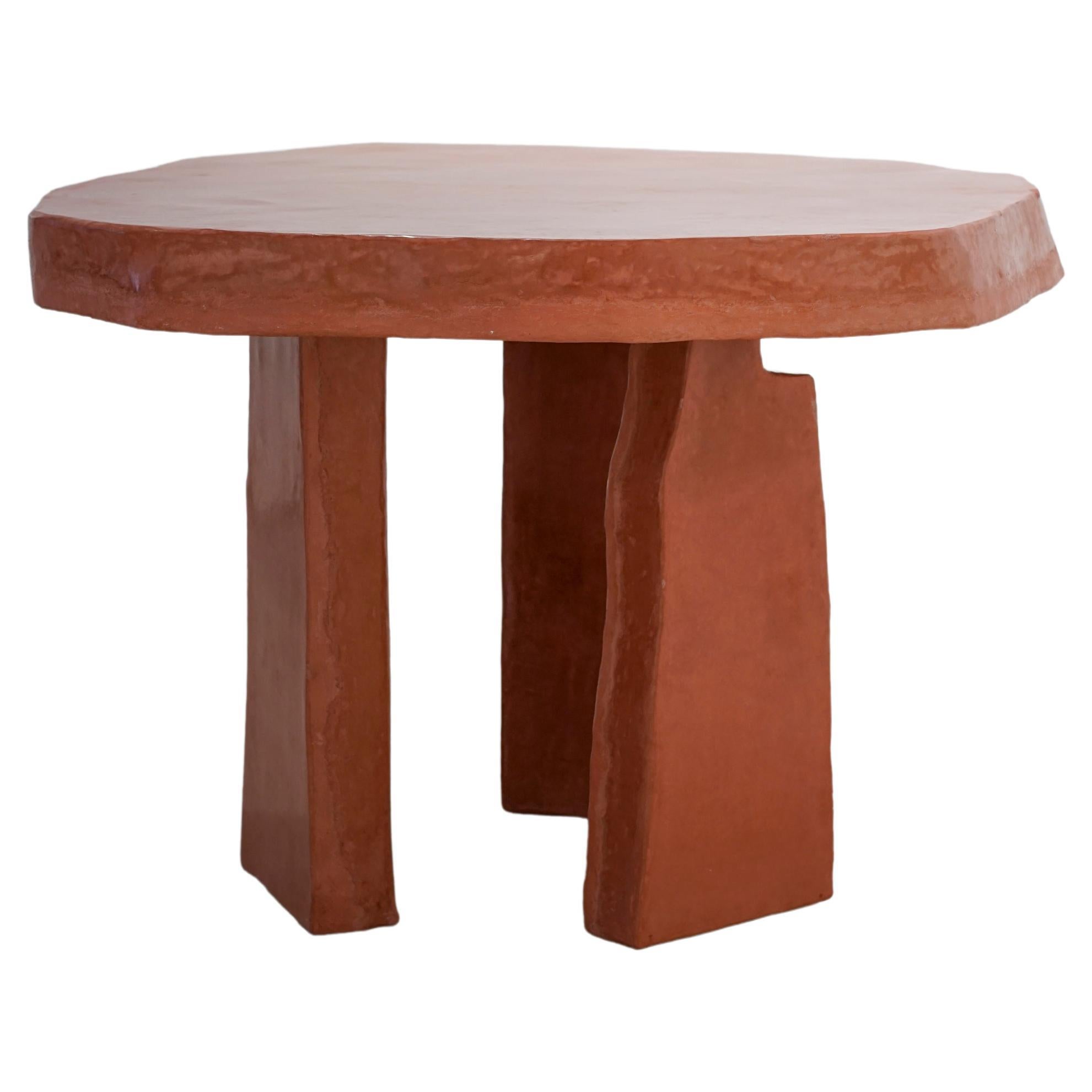 Table contemporaine Dolmen en plâtre citronnier et béton agrémenté  en vente