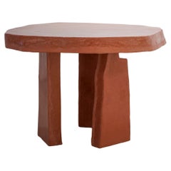 Table contemporaine Dolmen en plâtre citronnier et béton agrémenté 